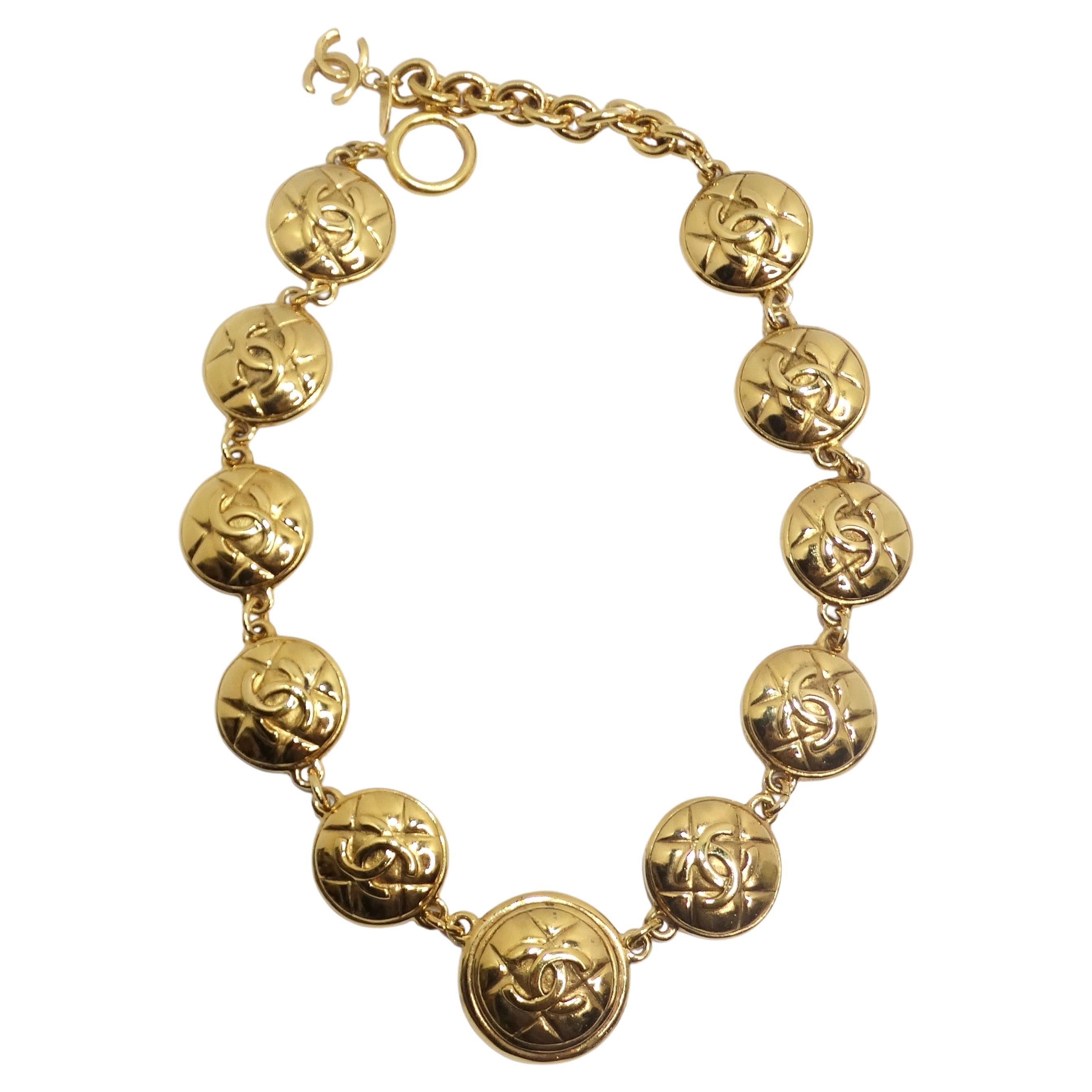 Chanel 1980er Jahre Goldfarbene gesteppte Medaillon-Halskette mit Logo im Angebot