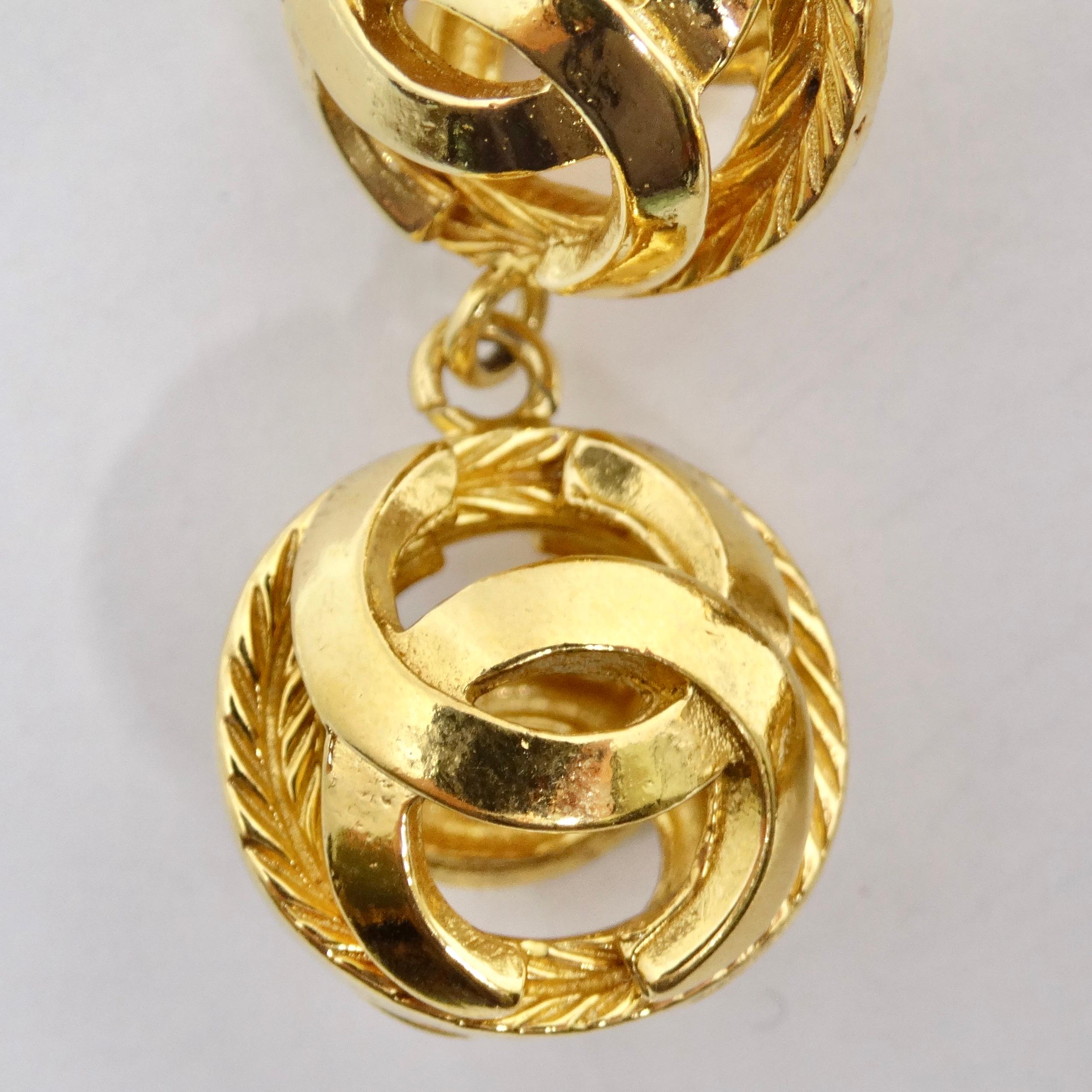 Chanel 1980 - Pendants d'oreilles avec perles en or Excellent état - En vente à Scottsdale, AZ