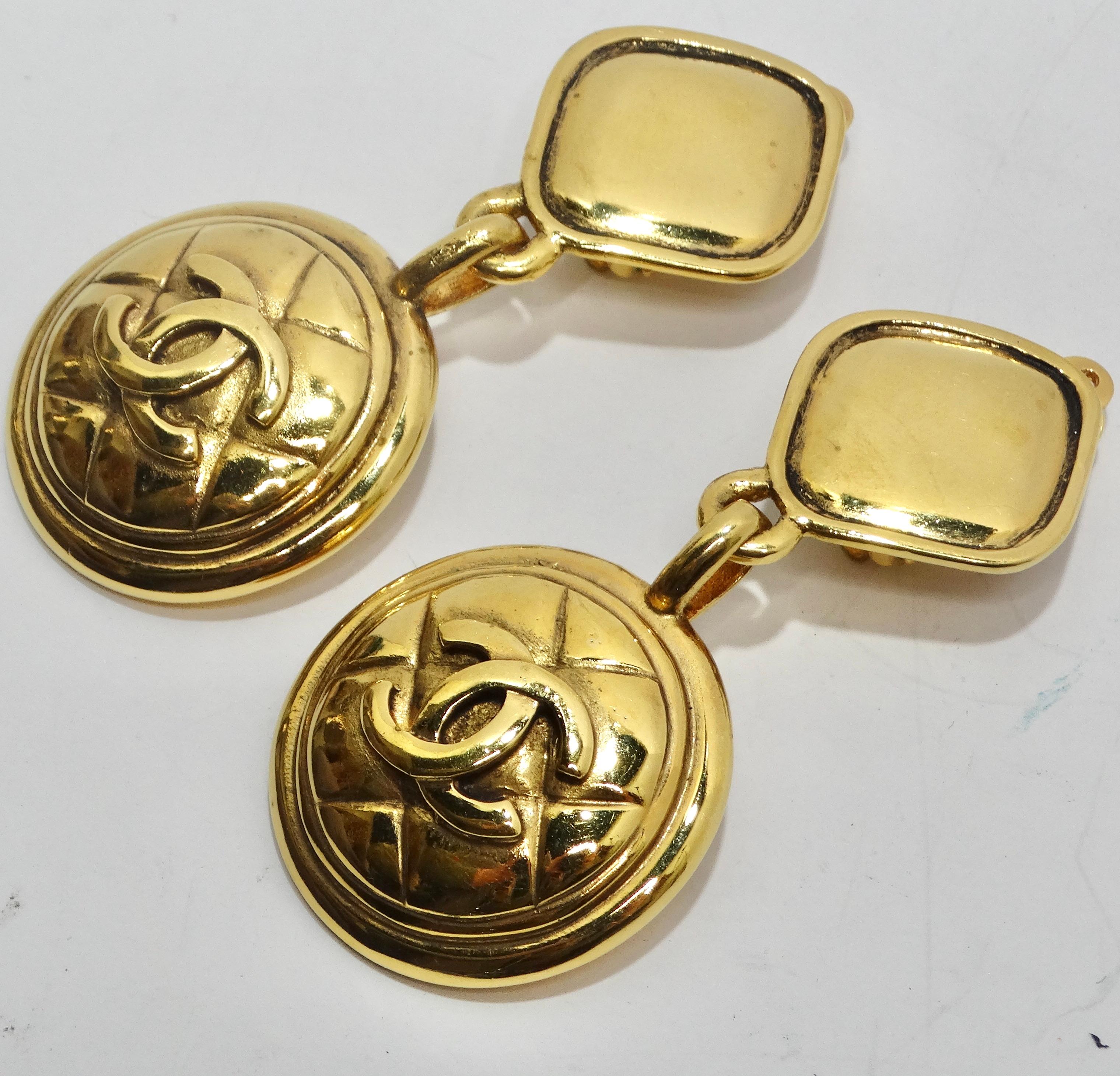Chanel 1980s Gold Tone Quilted Drop Earrings In Excellent Condition For Sale In Scottsdale, AZ
