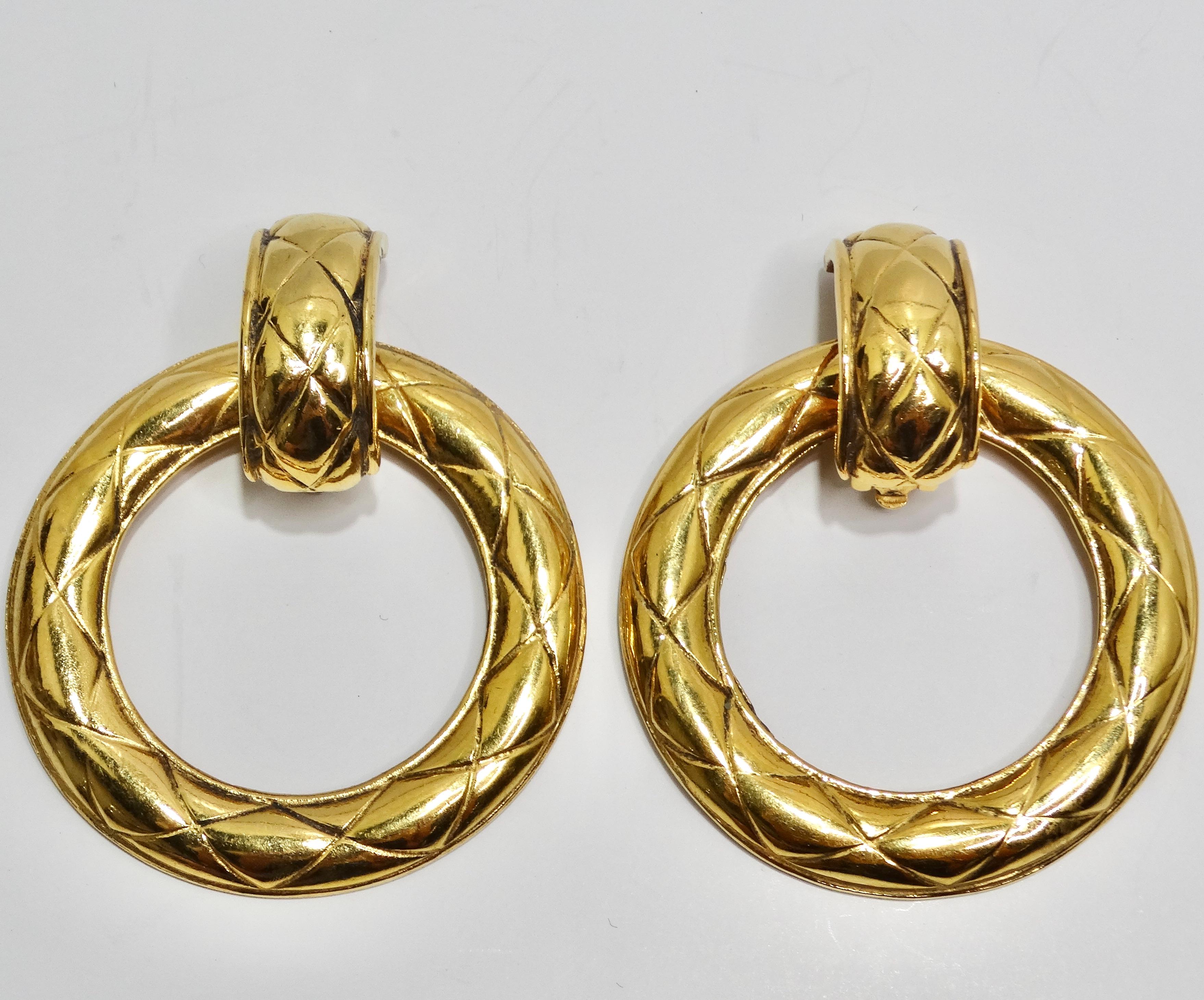 Gönnen Sie sich die zeitlose Eleganz von Chanel mit diesen exquisiten Chanel 1980s Gold Tone Quilted Hoop Earrings. Diese Statement-Ohrringe sind ein echtes Zeugnis des ikonischen Chanel-Stils, mit luxuriösem goldfarbenem Finish und dem