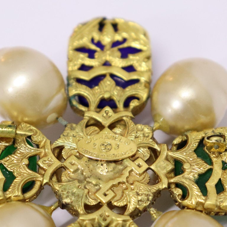 Chanel 1980s Gripoix Glass Pearl Brooch In Good Condition For Sale In Amman, JO