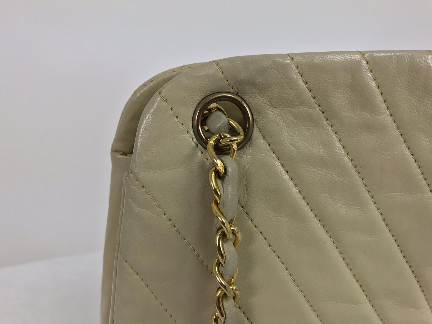 Chanel 1980s Ivory Chevron Kiss Lock Center Chain Handle Bag 9