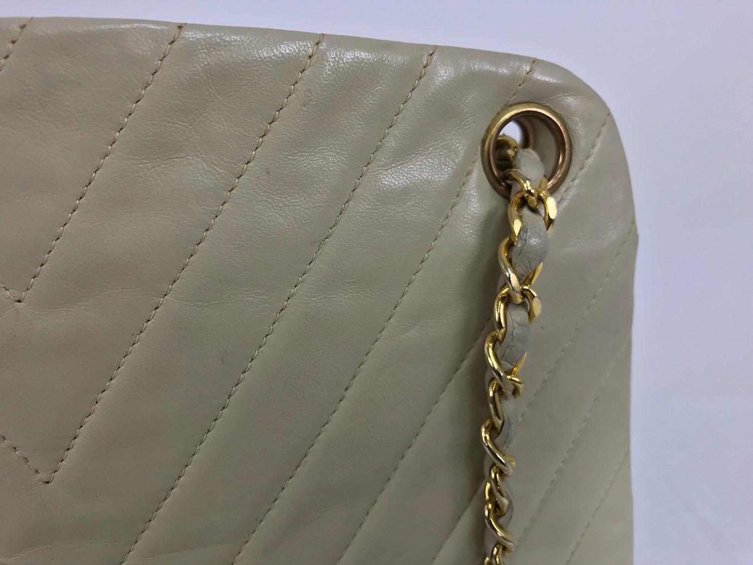 Chanel 1980s Ivory Chevron Kiss Lock Center Chain Handle Bag 10