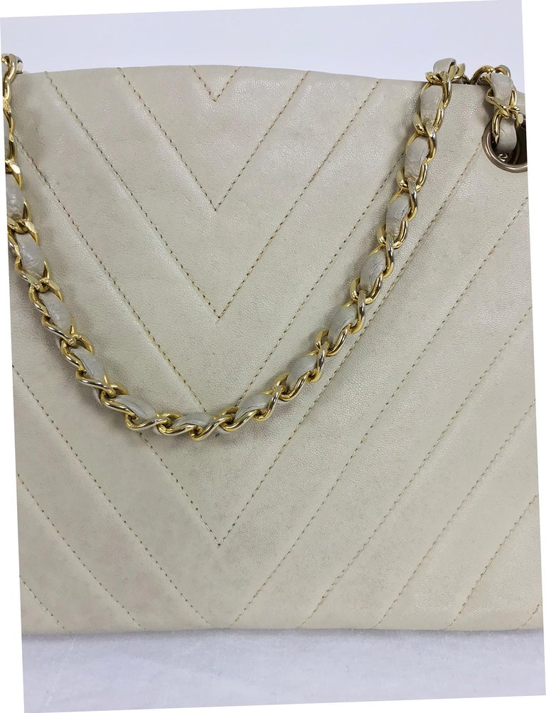 Chanel 1980s Ivory Chevron Kiss Lock Center Chain Handle Bag For Sale at 1stdibs