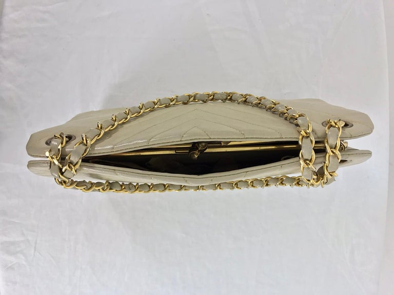 Chanel 1980s Ivory Chevron Kiss Lock Center Chain Handle Bag For Sale at 1stdibs