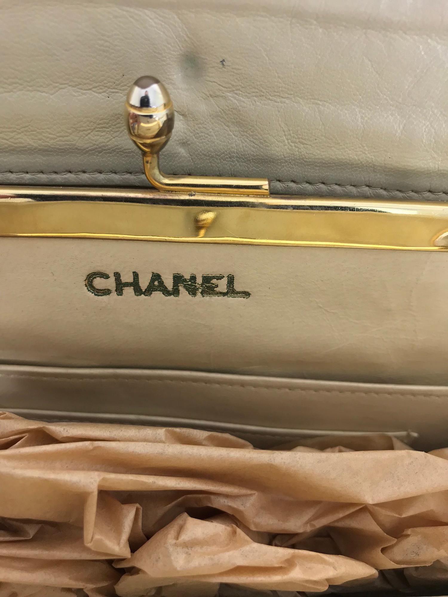 Women's or Men's Chanel 1980s Ivory Chevron Kiss Lock Center Chain Handle Bag