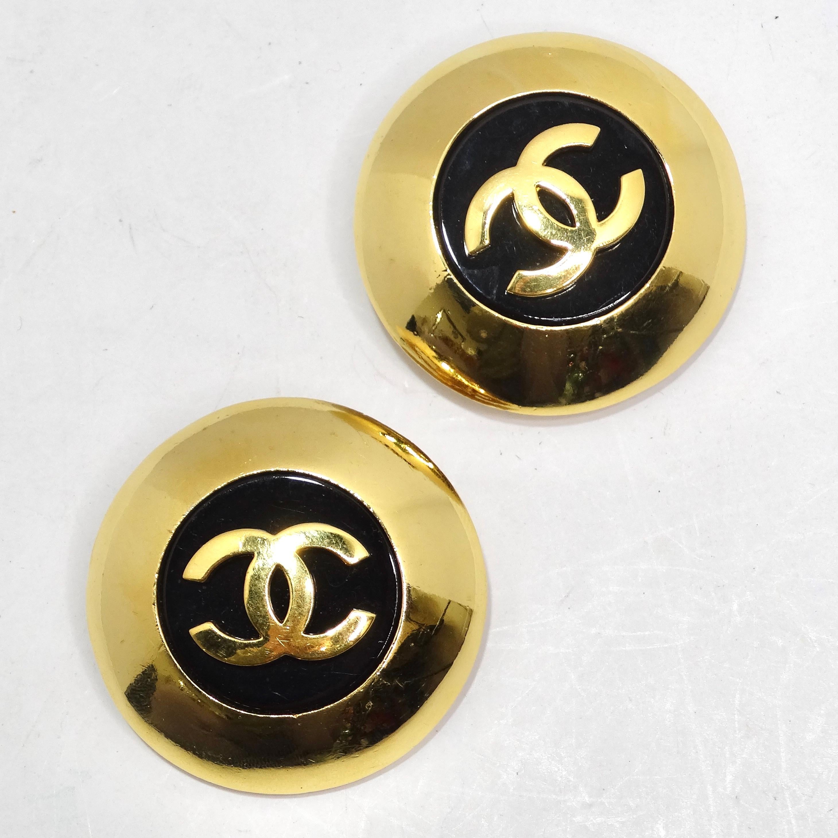 Chanel 1980s Jumbo Gold Plated Black CC Logo Clip On Earrings In Good Condition For Sale In Scottsdale, AZ