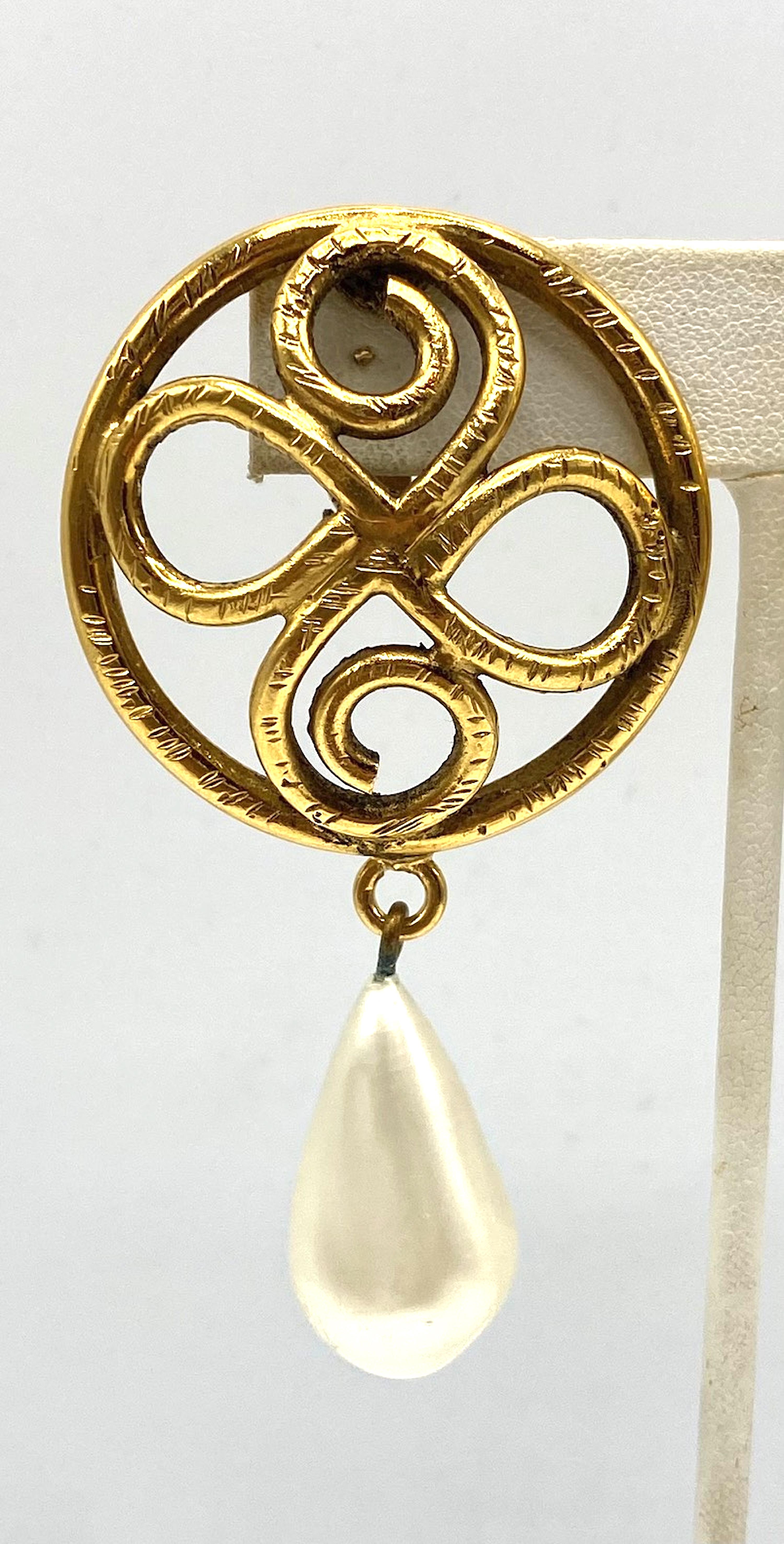 Chanel 1980 Boucles d'oreilles pendantes en or et perles attr. Robert Goossens Bon état - En vente à New York, NY