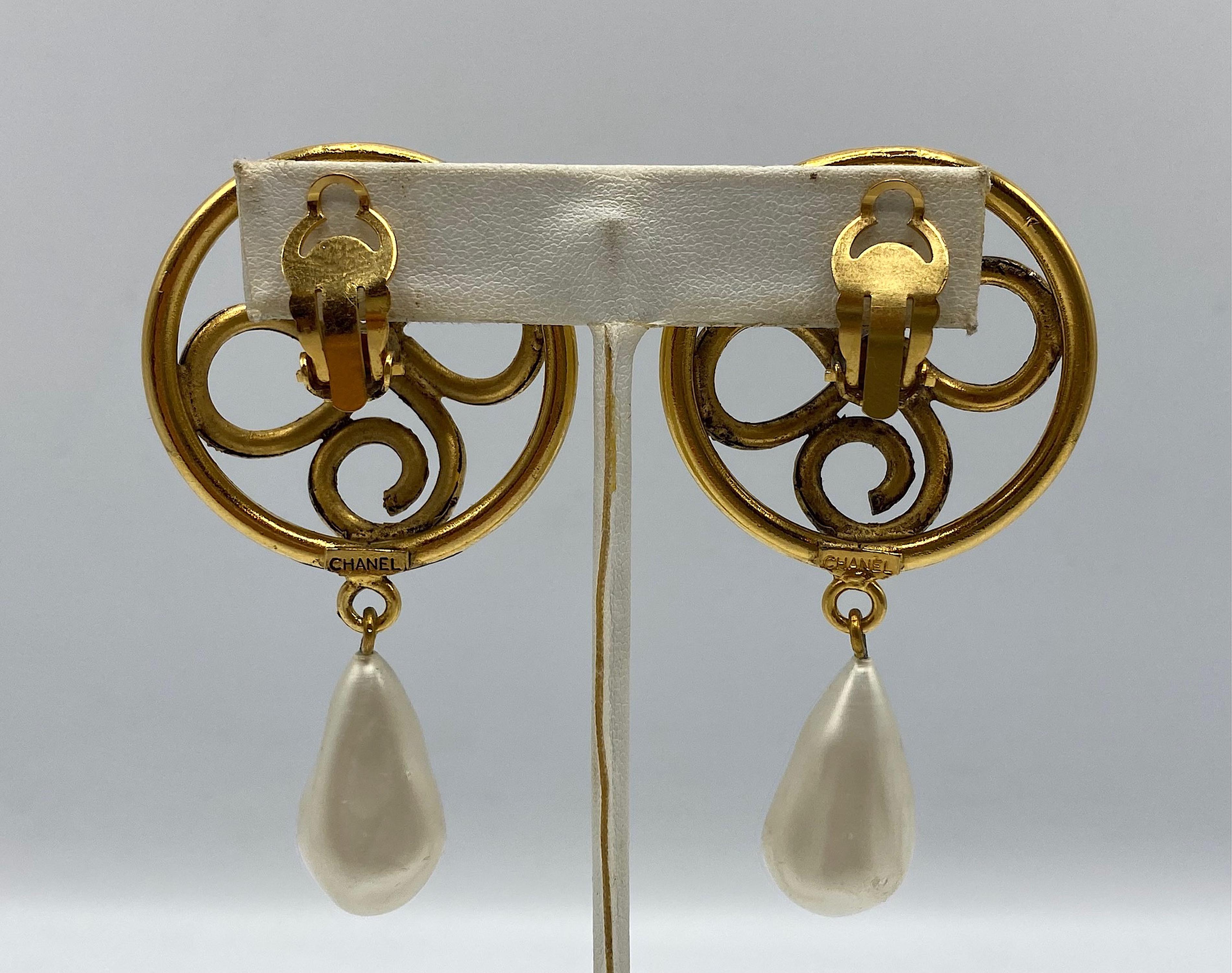 Chanel 1980s Large Gold & Pearl Pendant Earrings attr. Robert Goossens For Sale 2