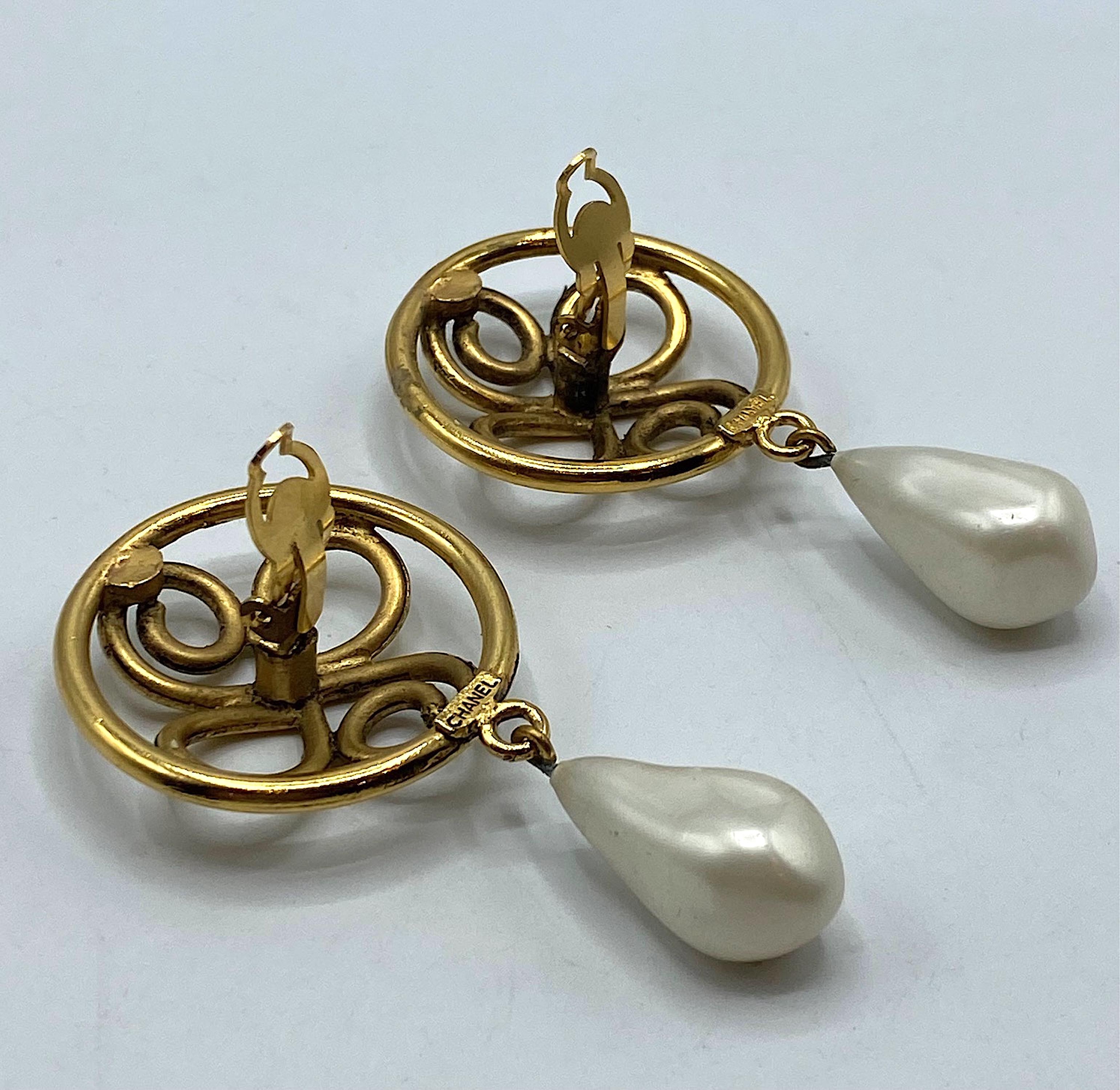 Chanel 1980 Boucles d'oreilles pendantes en or et perles attr. Robert Goossens en vente 4