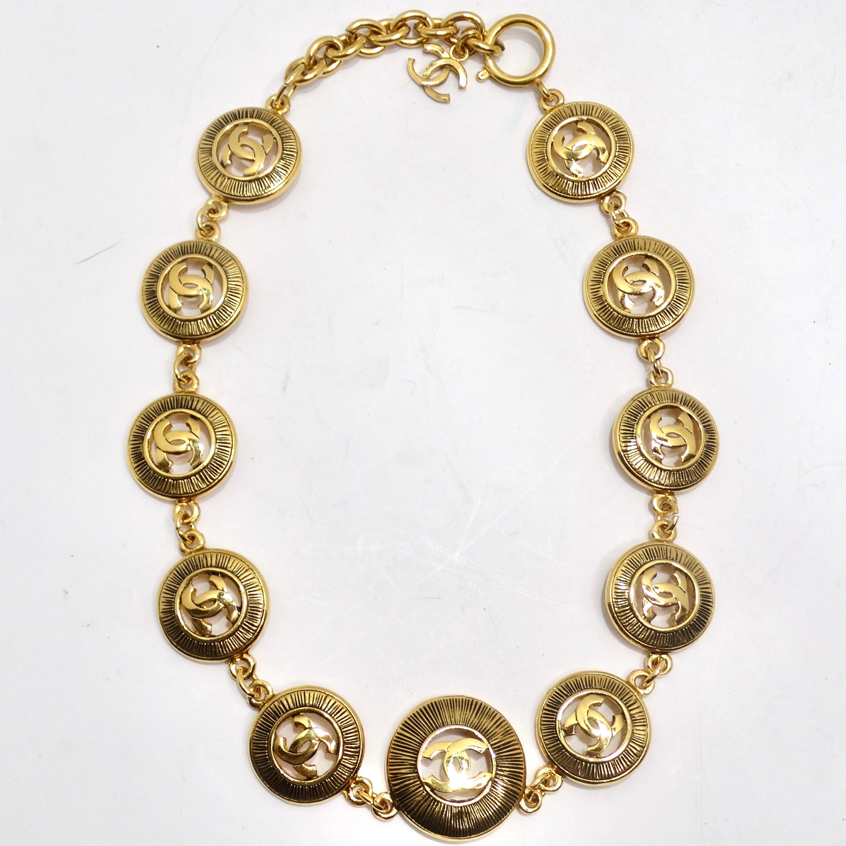 Die Chanel 1980s Logo Medallion Necklace ist ein atemberaubendes Stück Vintage-Eleganz. Diese Halskette besteht aus 11 vergoldeten Chanel-Anhängern mit CC-Logo und Sonnenschliff-Muster. Die ikonischen, ineinandergreifenden 