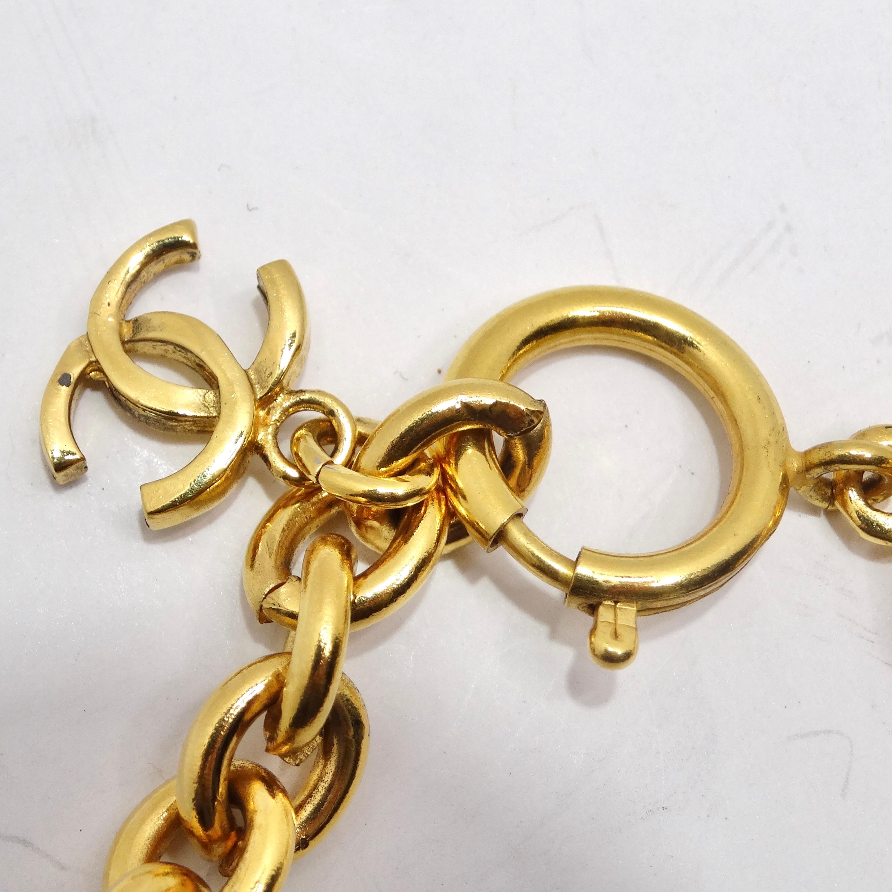 Chanel, collier médaillon avec logo des années 1980 Unisexe en vente