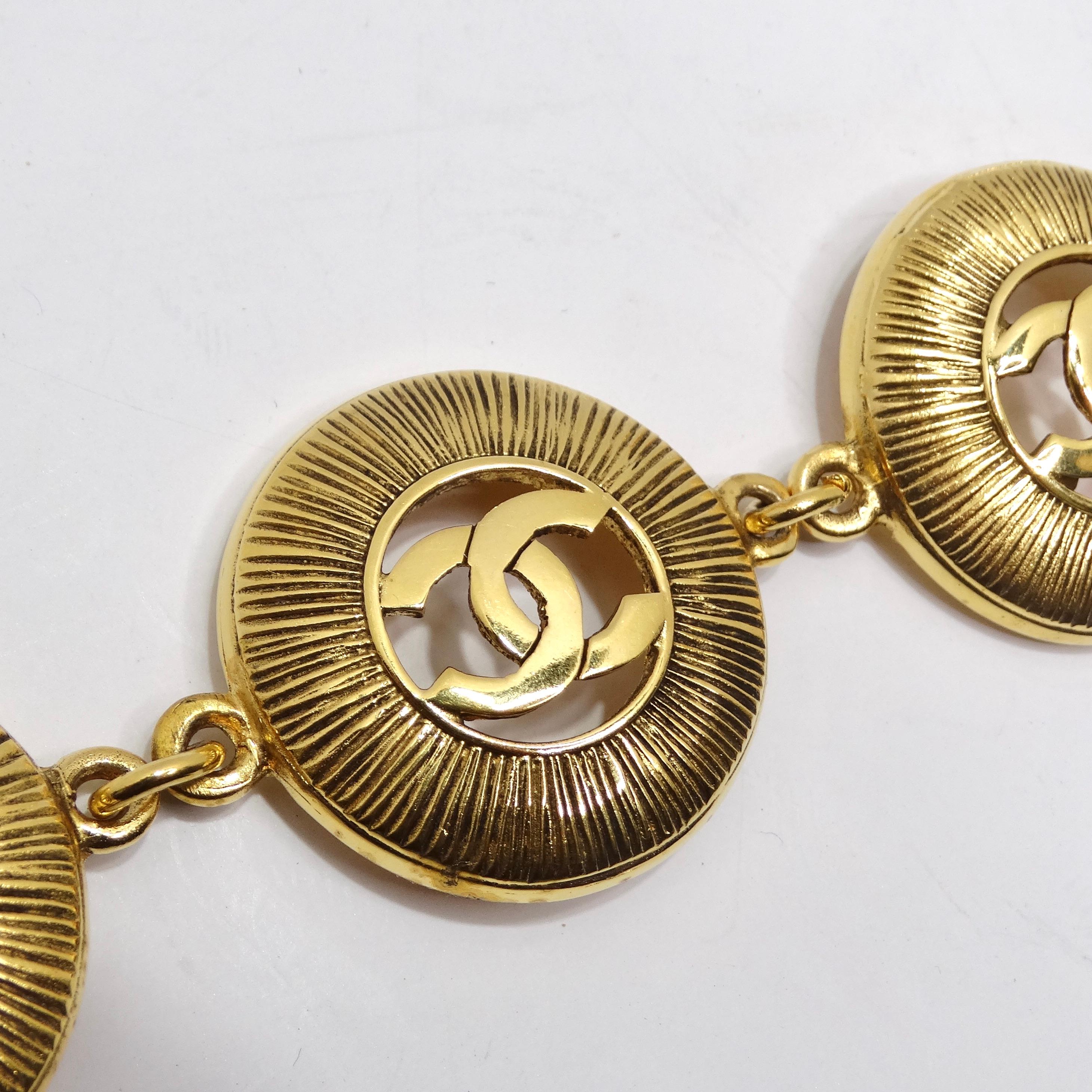 Chanel 1980er Logo-Medaillon-Halskette mit Medaillon im Angebot 2