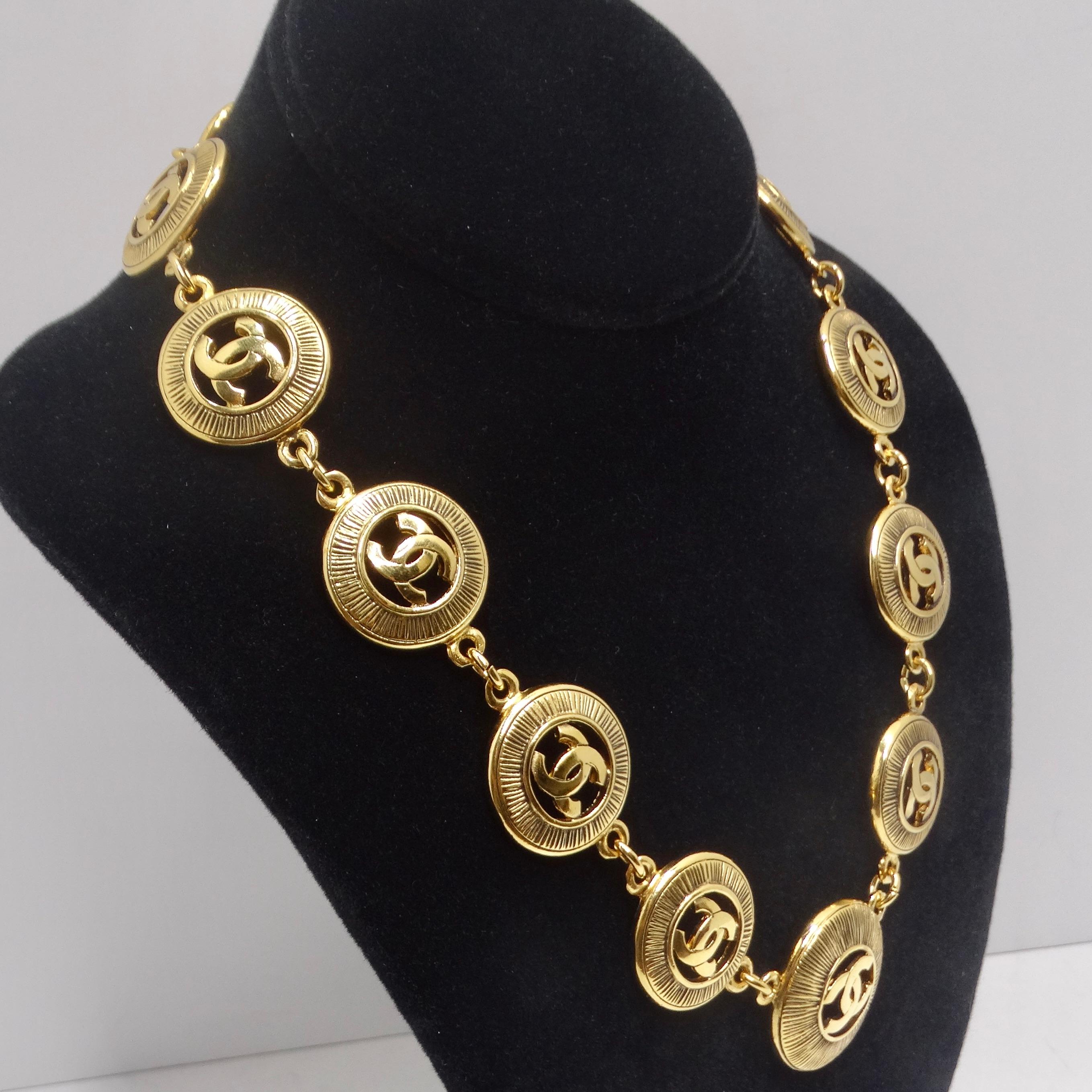 Chanel 1980er Logo-Medaillon-Halskette mit Medaillon im Angebot 3