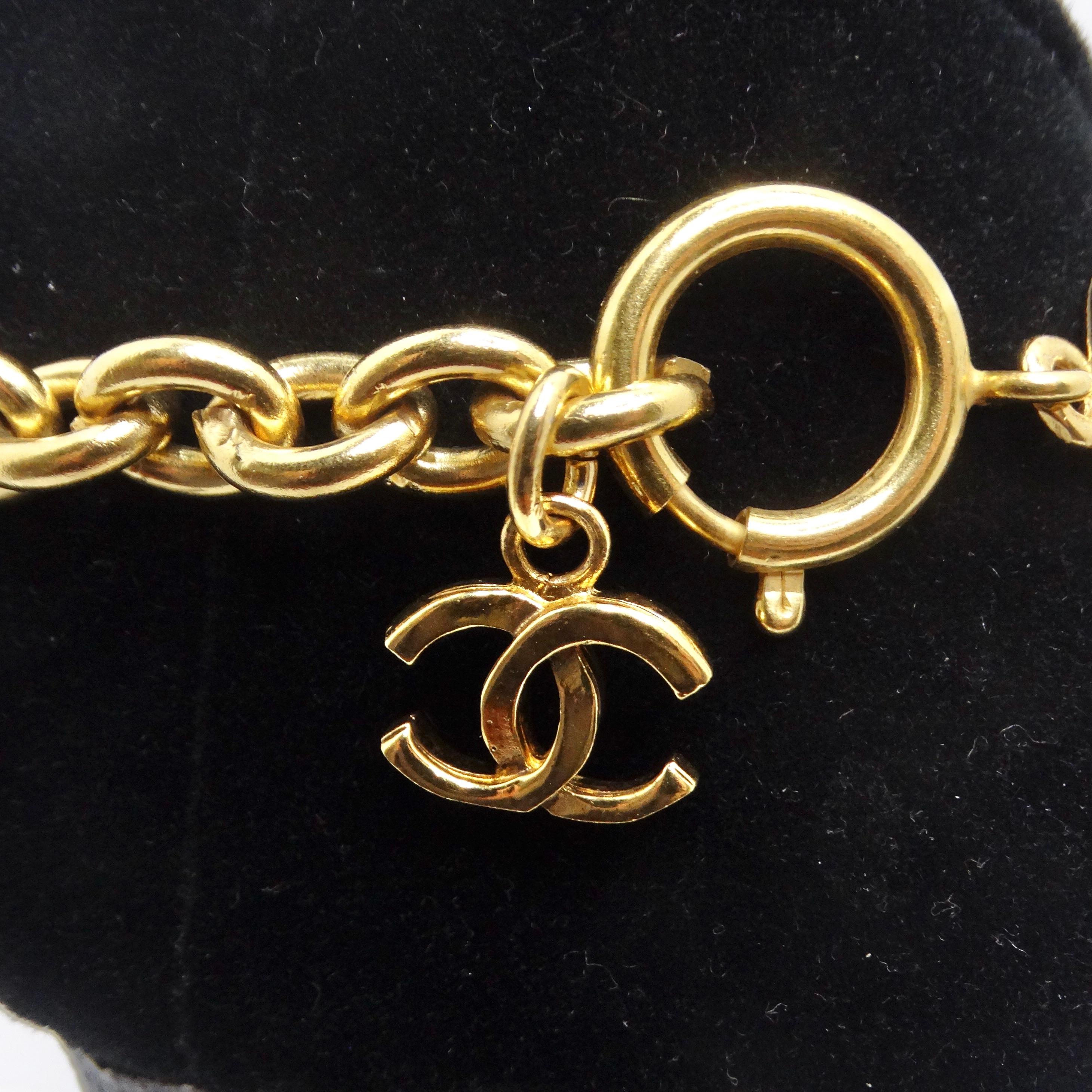 Chanel 1980er Logo-Medaillon-Halskette mit Medaillon im Angebot 5