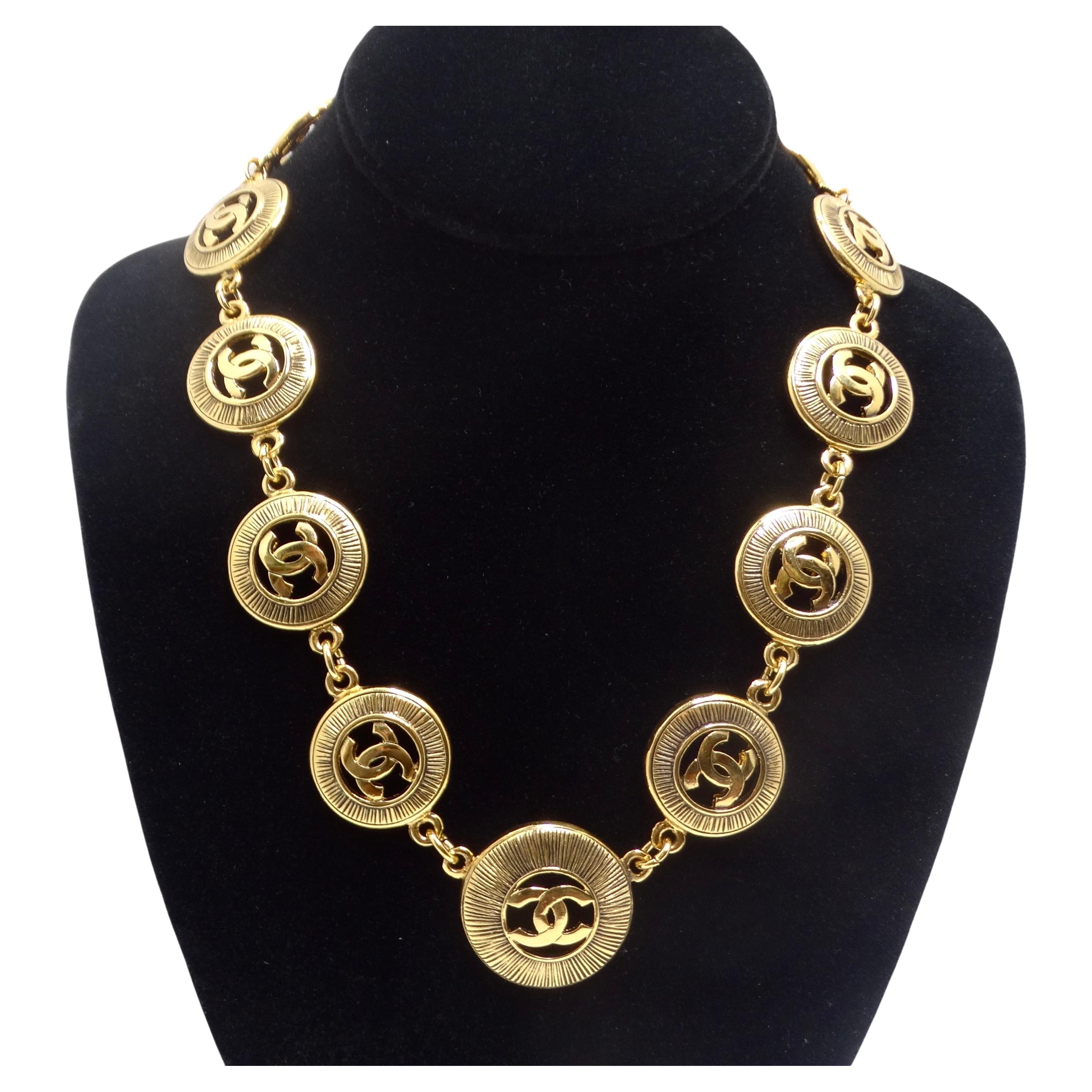 Chanel, collier médaillon avec logo des années 1980 en vente