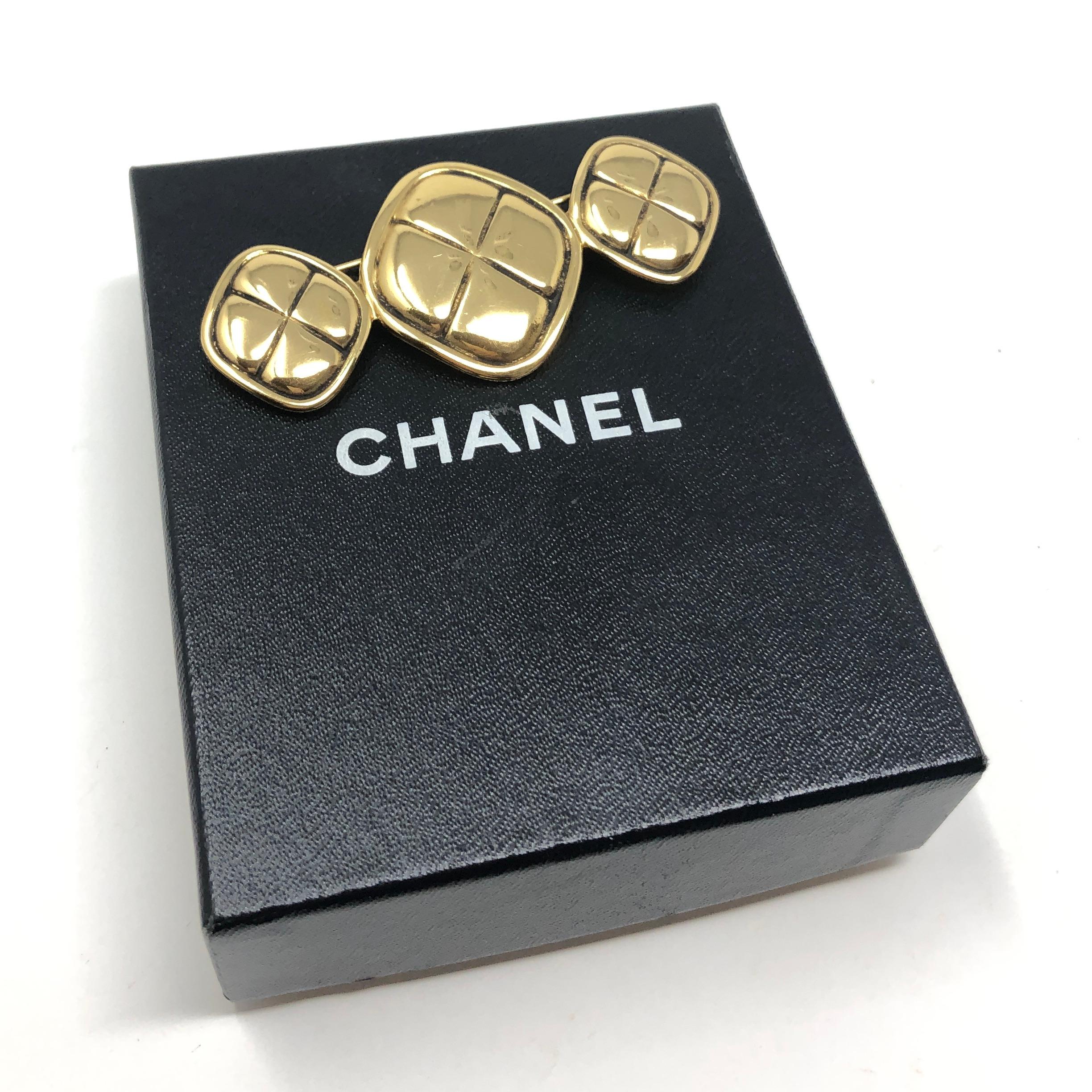 Chanel 1980s Matelassé Design Vergoldete Vintage Brosche im Angebot 7