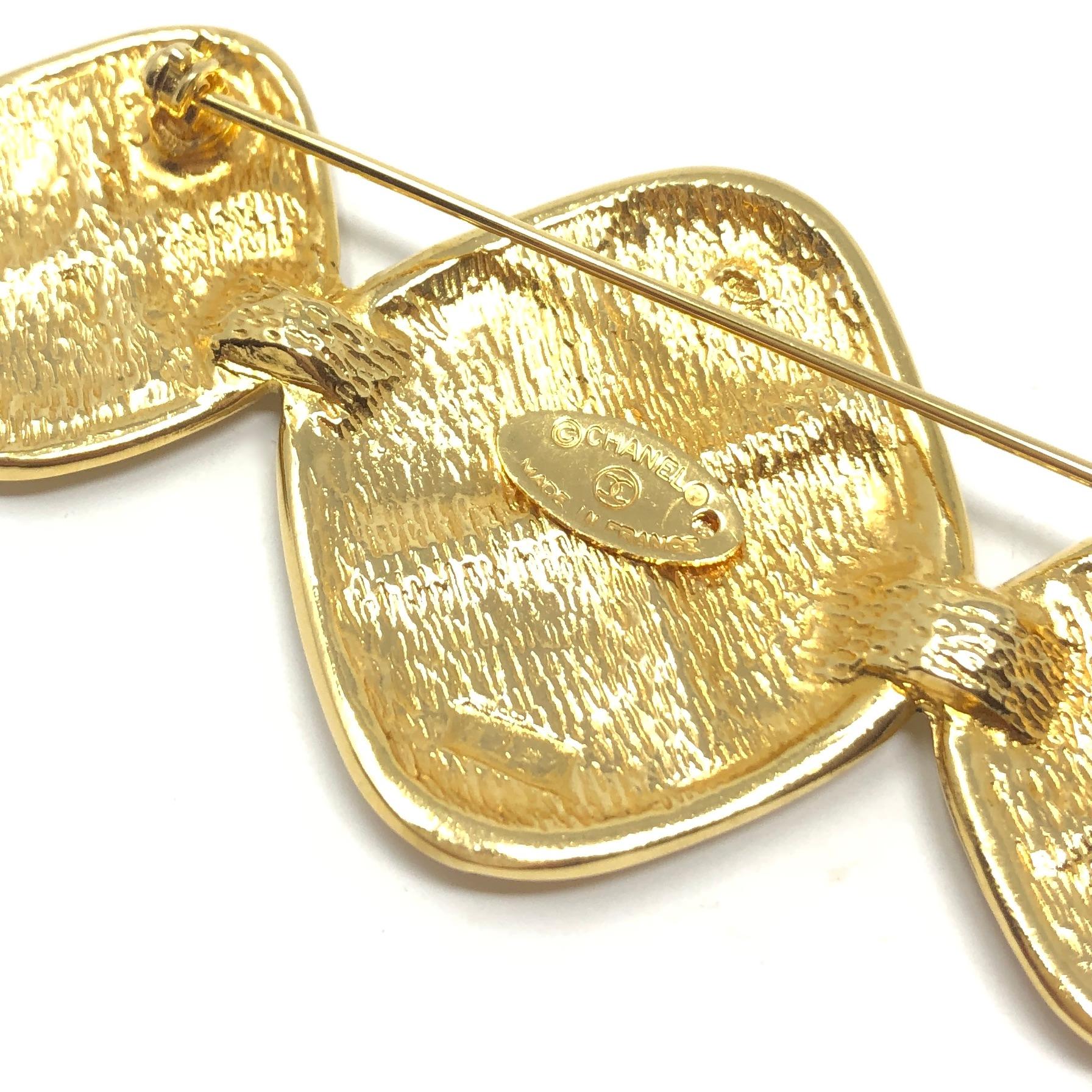 Chanel 1980s Matelassé Design Gold Plated Vintage Brooch For Sale 5