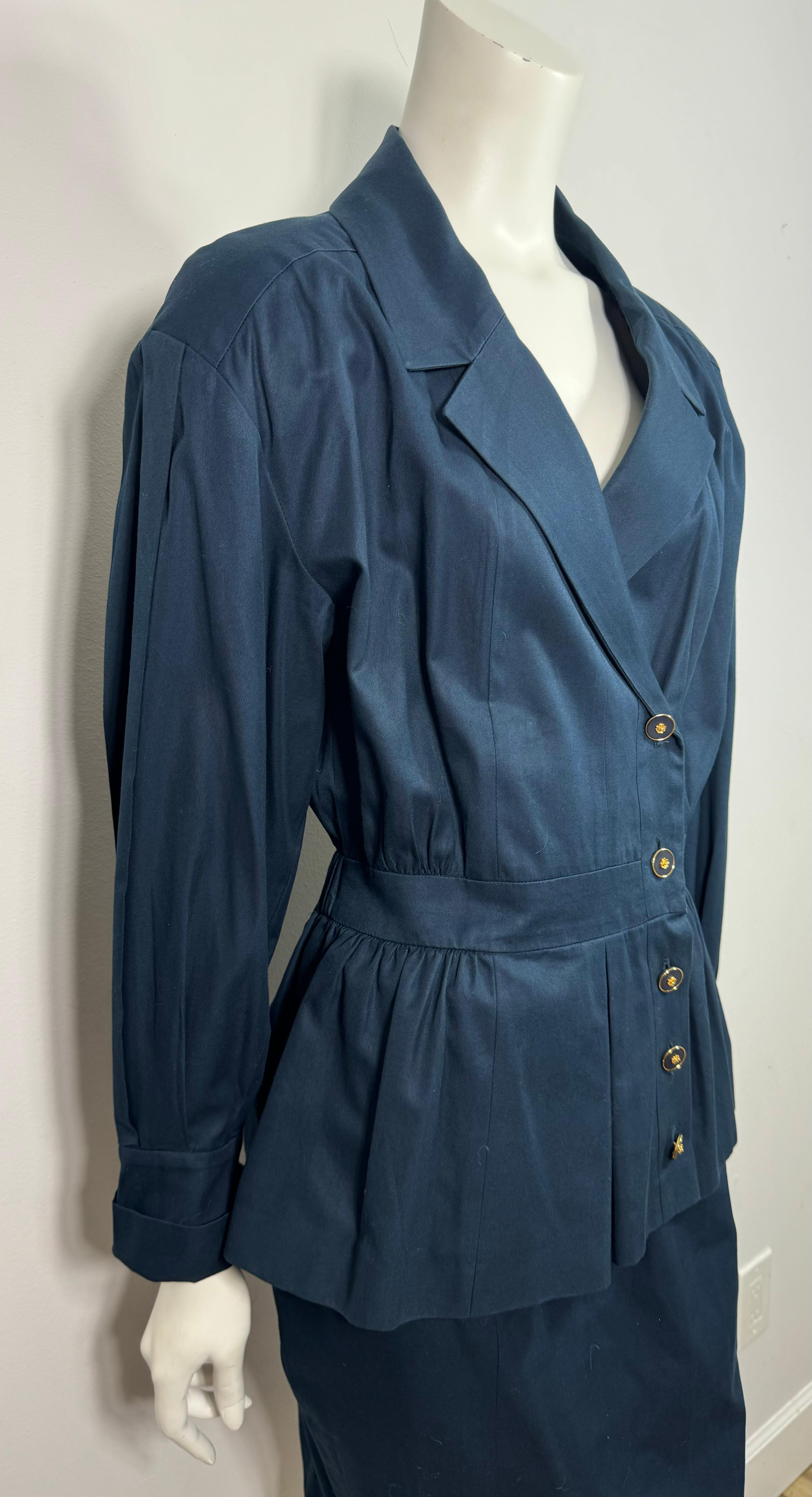 Chanel 1980's Navy Cotton Cinched Waist Jacket Skirt Suit - Size 38 For Sale 3