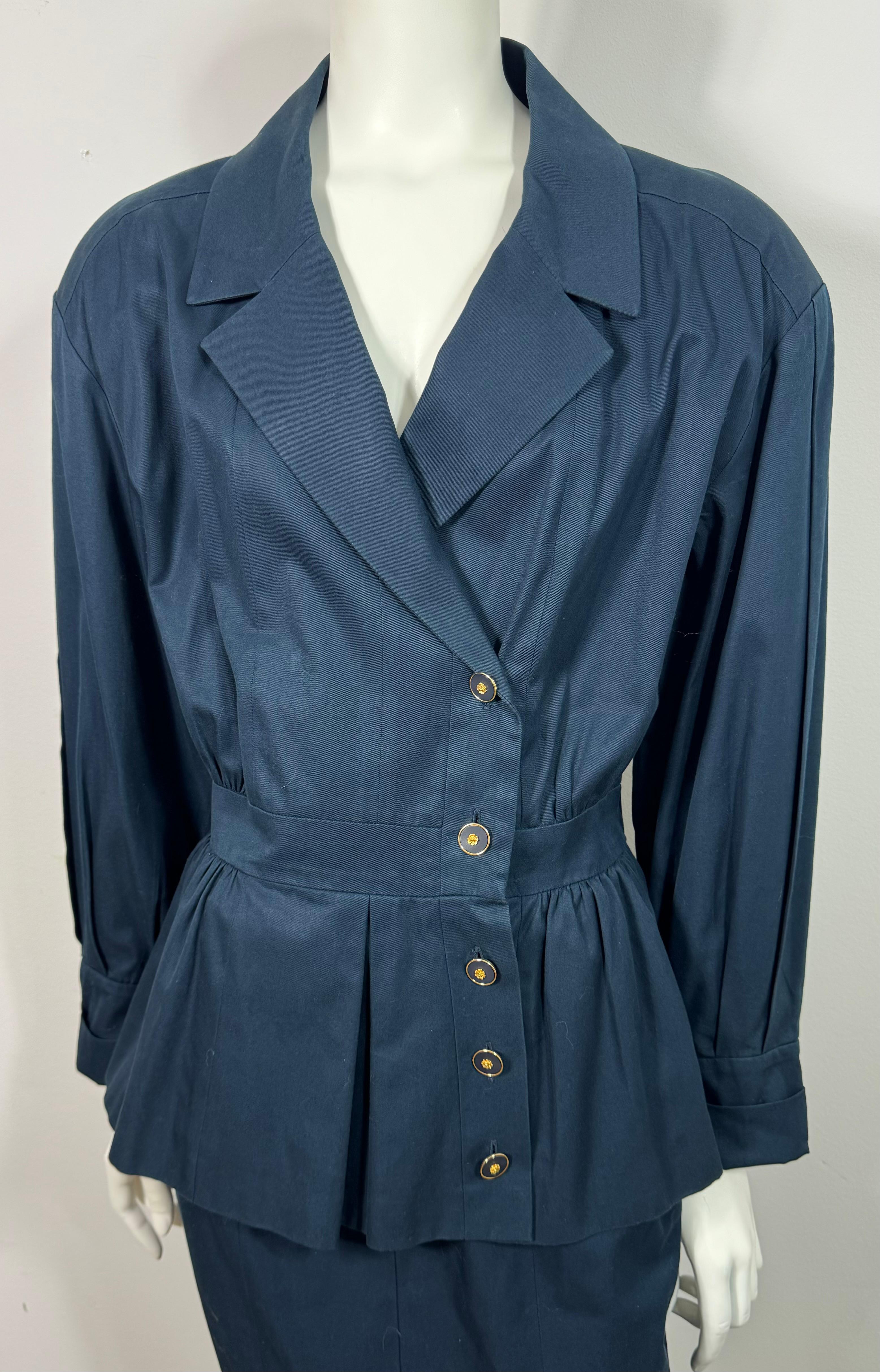 Chanel 1980's Navy Cotton Cinched Waist Jacket Skirt Suit - Size 38 For Sale 4