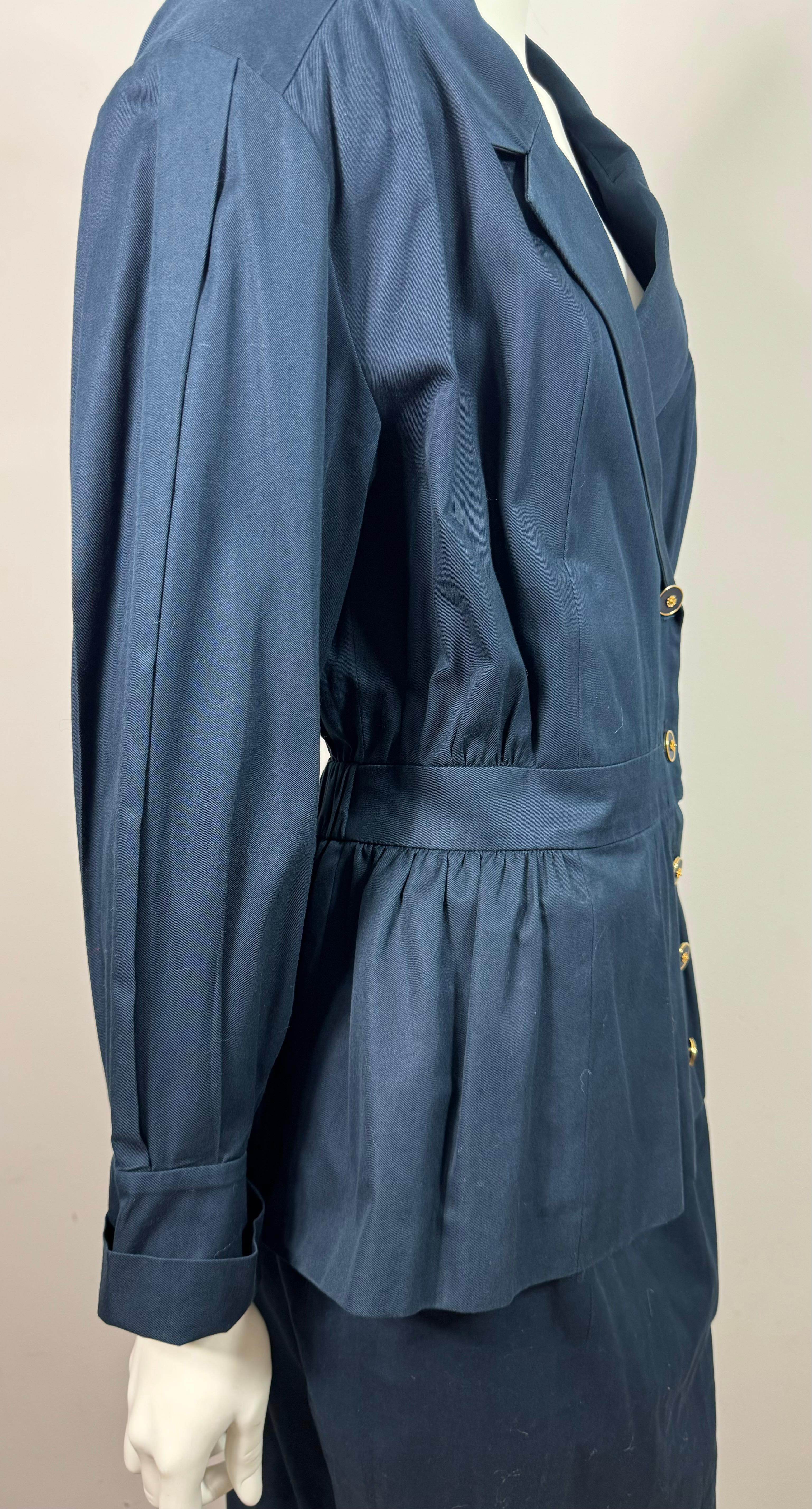 Tailleur jupe à taille cintrée en coton bleu marine Chanel des années 1980, taille 38 en vente 7