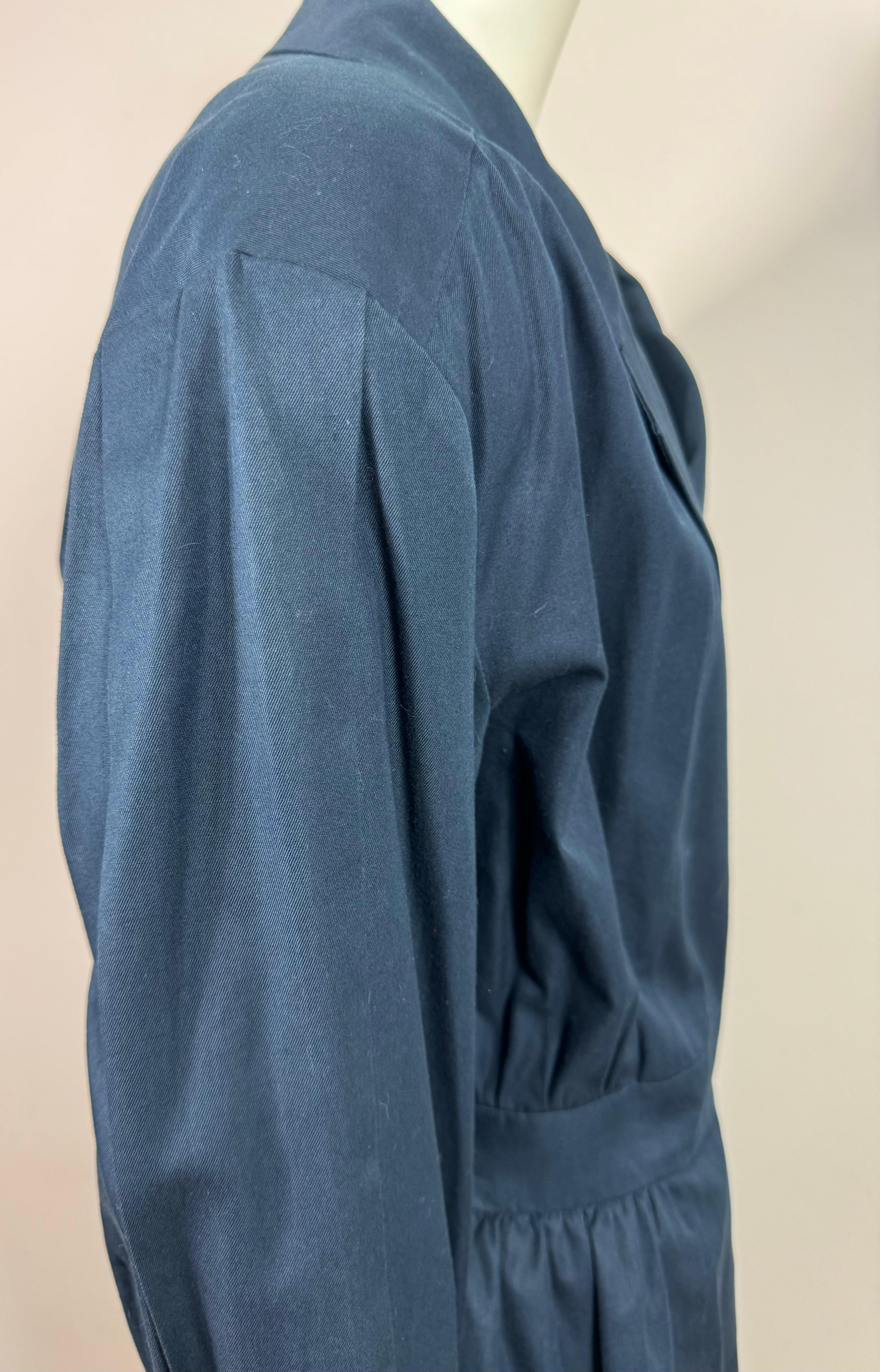 Tailleur jupe à taille cintrée en coton bleu marine Chanel des années 1980, taille 38 en vente 12