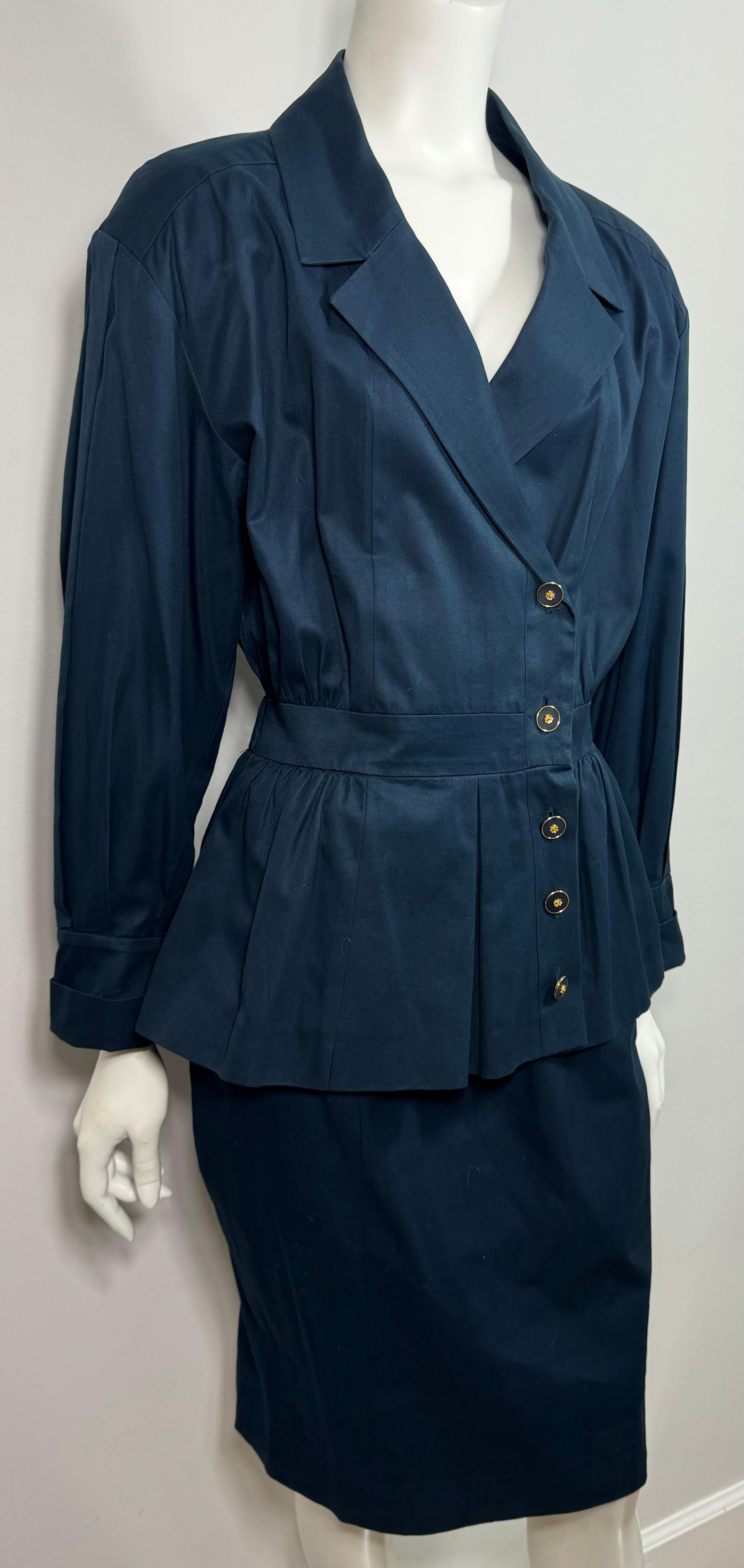 Chanel 1980's Navy Cotton Cinched Waist Jacket Skirt Suit - Size 38 For Sale 2