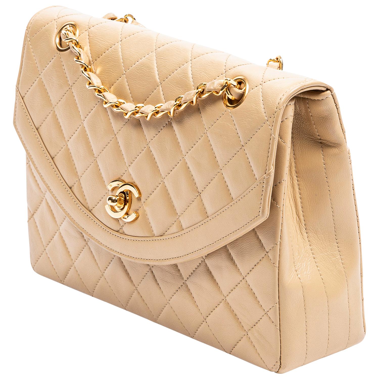 A super rare vintage beauty perfect produced in 1986 for every occasion! The condition is spectacular! Crafted in beige quilted lambskin leather with a beautiful leather trimming and stitched side panels, 24K gold plated hardware, chain-link