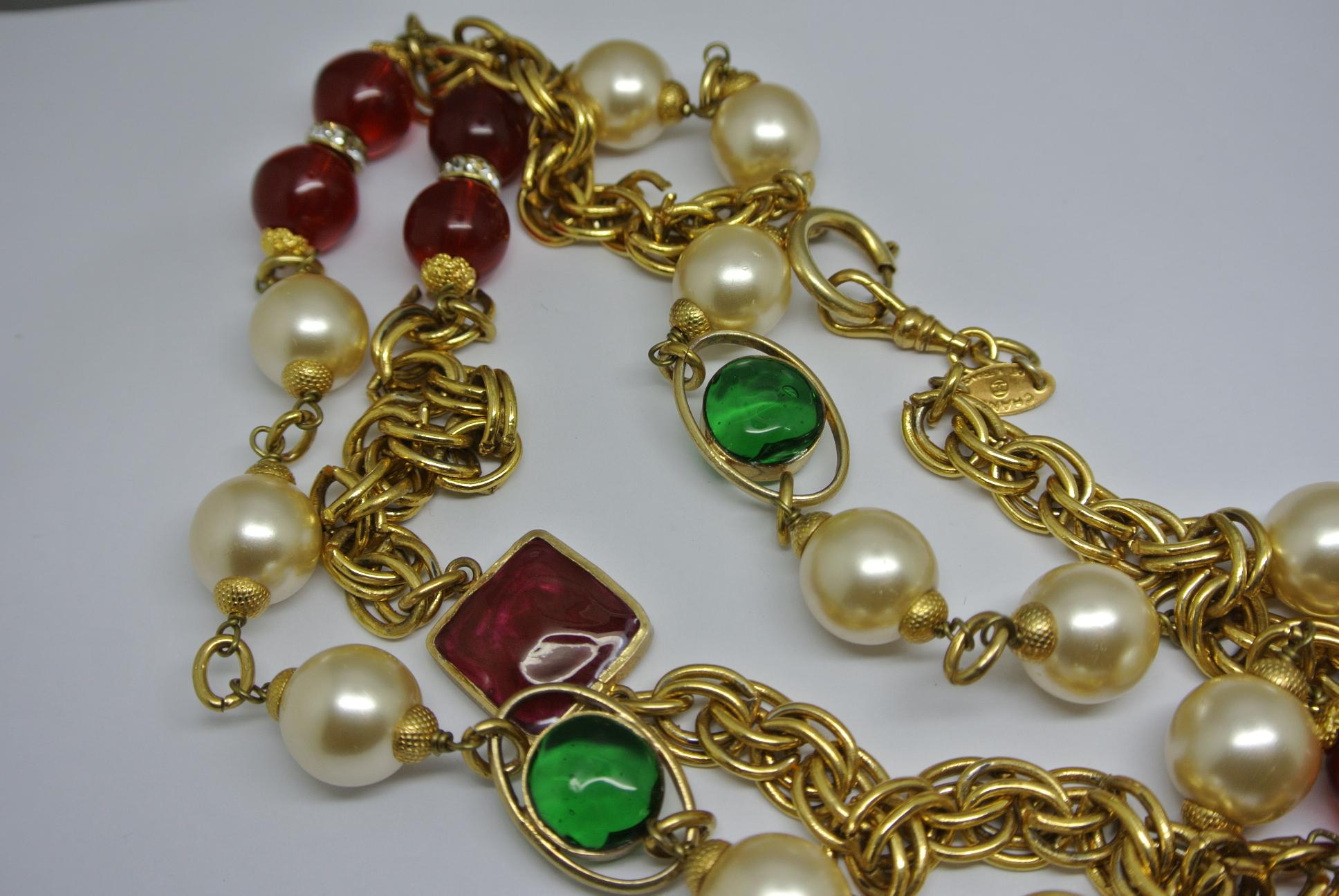 Chanel 1980s Red Green Gripoix Poured Glass Faux Pearl Necklace In Excellent Condition In Yuting Ren, GB