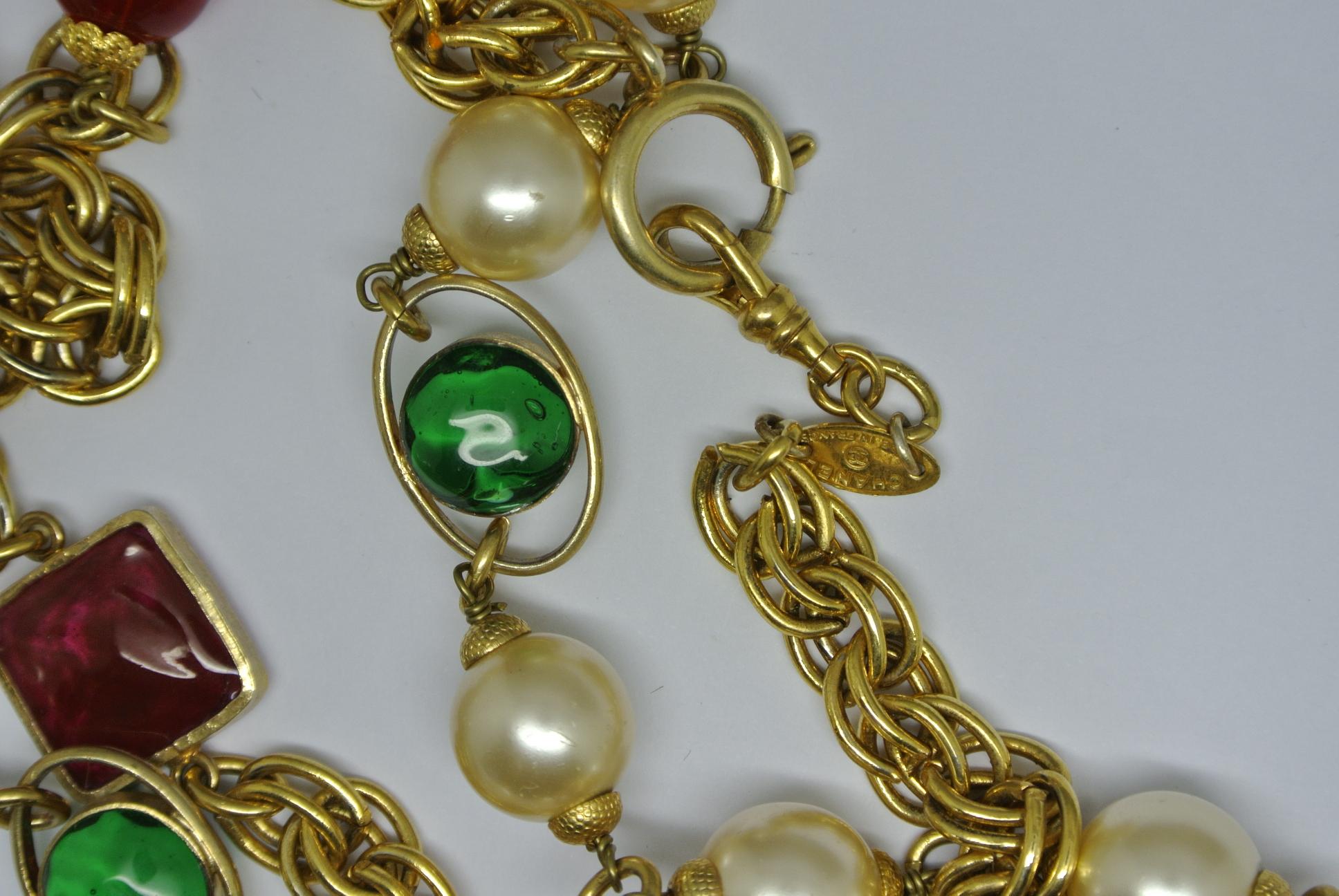 Women's or Men's Chanel 1980s Red Green Gripoix Poured Glass Faux Pearl Necklace