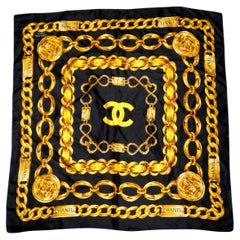 Chanel Años 80 Bufanda de seda estampada con motivos de cadenas en negro y dorado