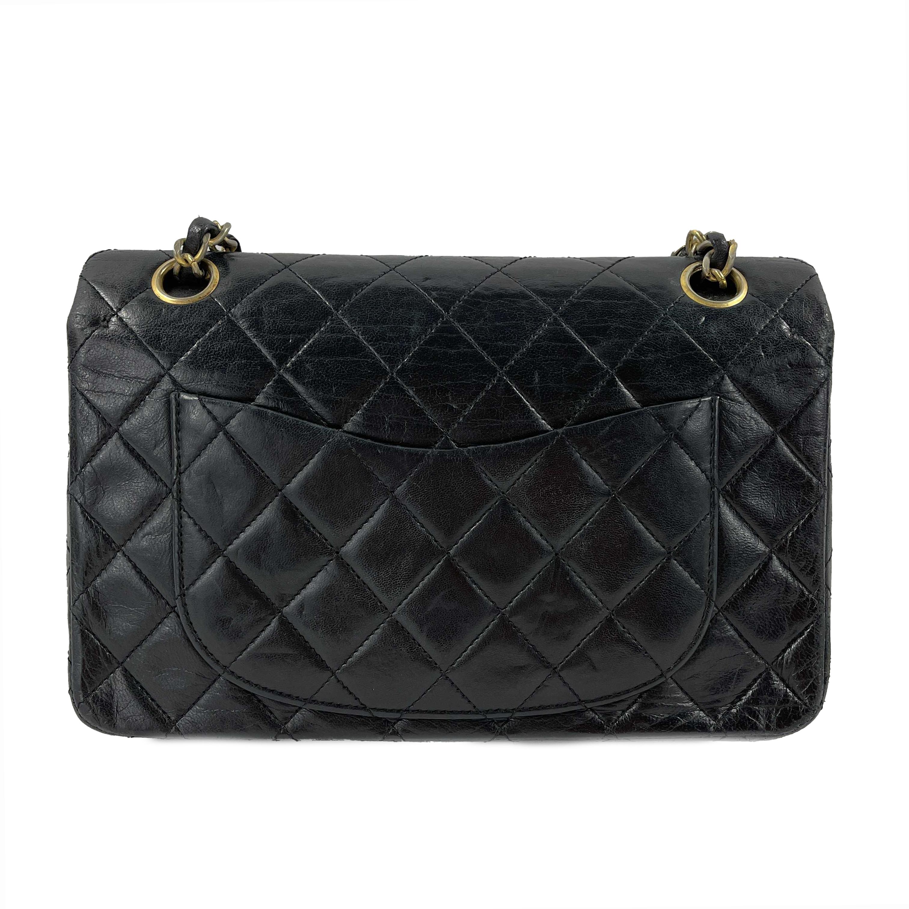 CHANEL - 1980s Small Classic Black Quilted Leather Flap Shoulder Bag / Crossbody

Description

This vintage Chanel flap handbag is from the 1986 to 1988 collection.
It is crafted with black quilted lambskin leather and gold-toned hardware