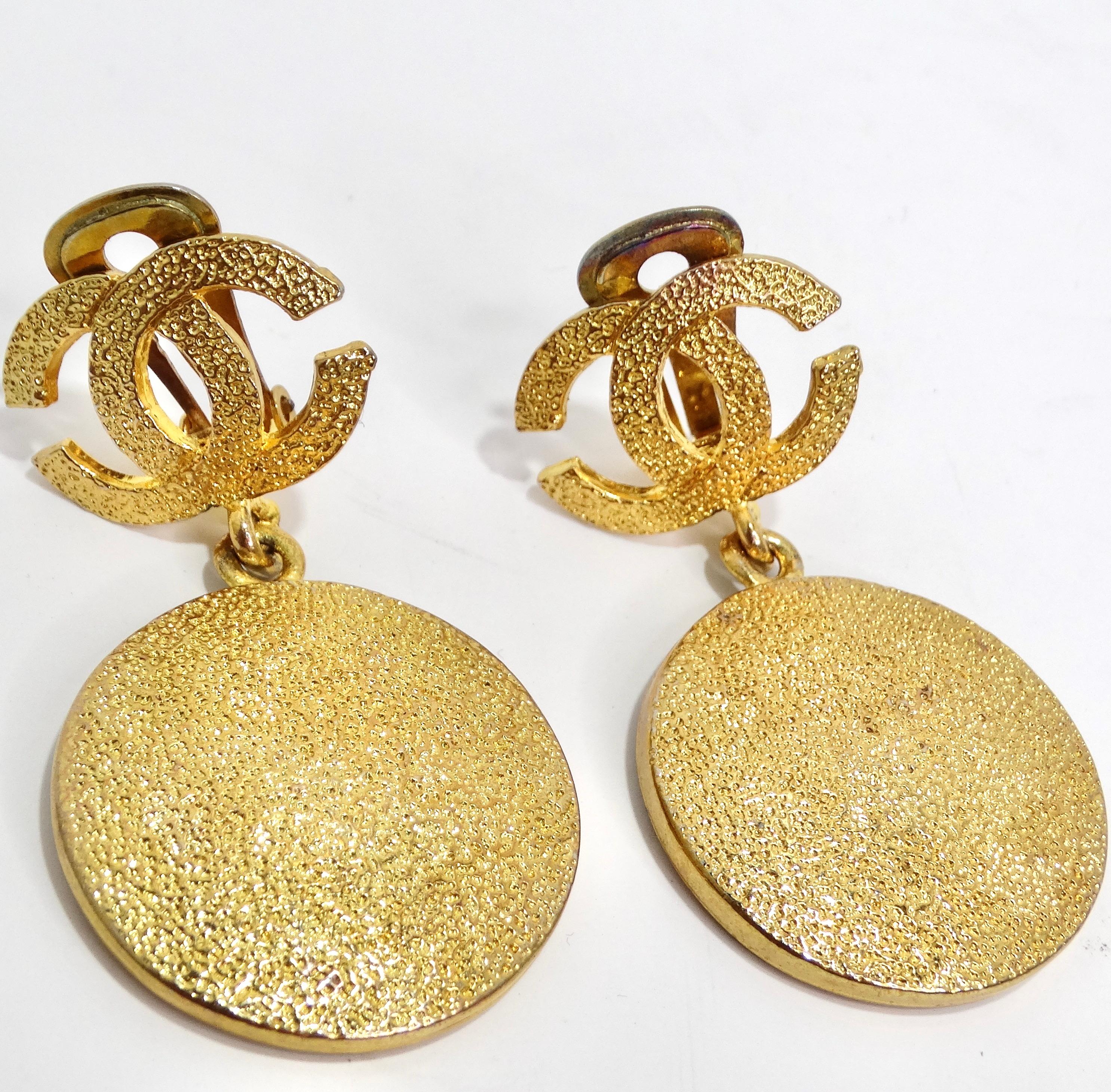 Introducing the vintage Chanel 1980s Textured Gold Tone Clip-On Earrings – a true classic from the era of glamour and extravagance. These iconic earrings are the epitome of 1980s style, and they're the perfect way to add a touch of timeless luxury