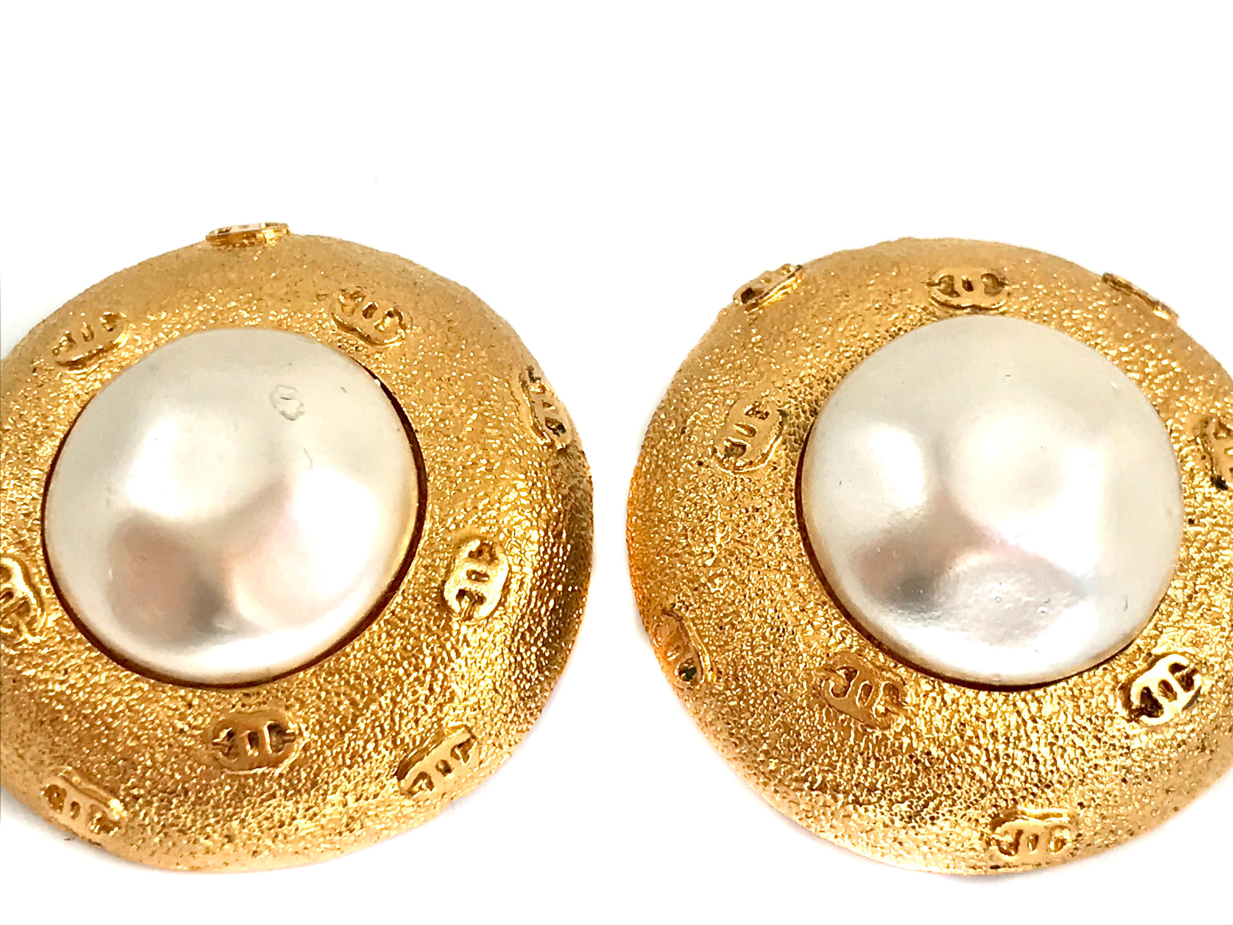 Chanel 1980s Vintage Clip On Faux Pearl Earrings In Good Condition In London, GB