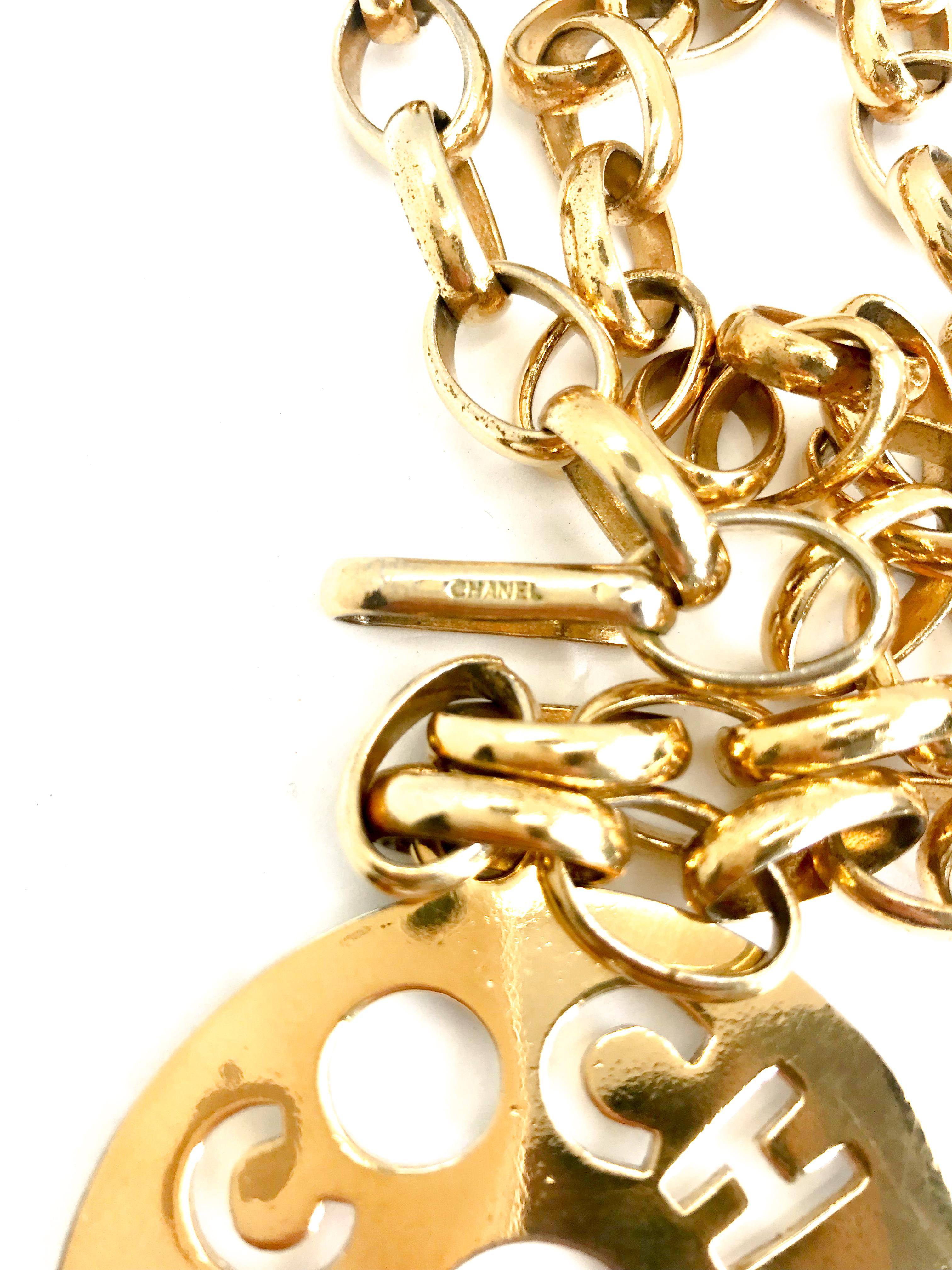 Chanel 1980s Vintage Gold Plated Pendant Necklace / Belt In Good Condition For Sale In London, GB