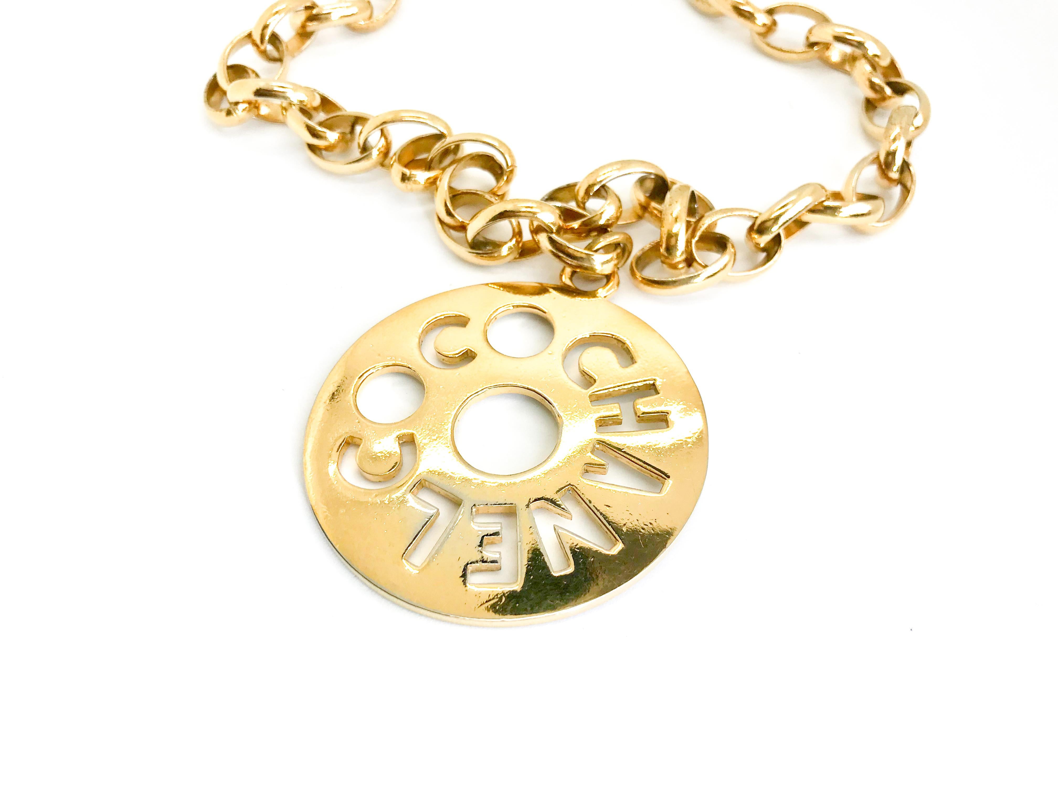 Women's or Men's Chanel 1980s Vintage Gold Plated Pendant Necklace / Belt For Sale