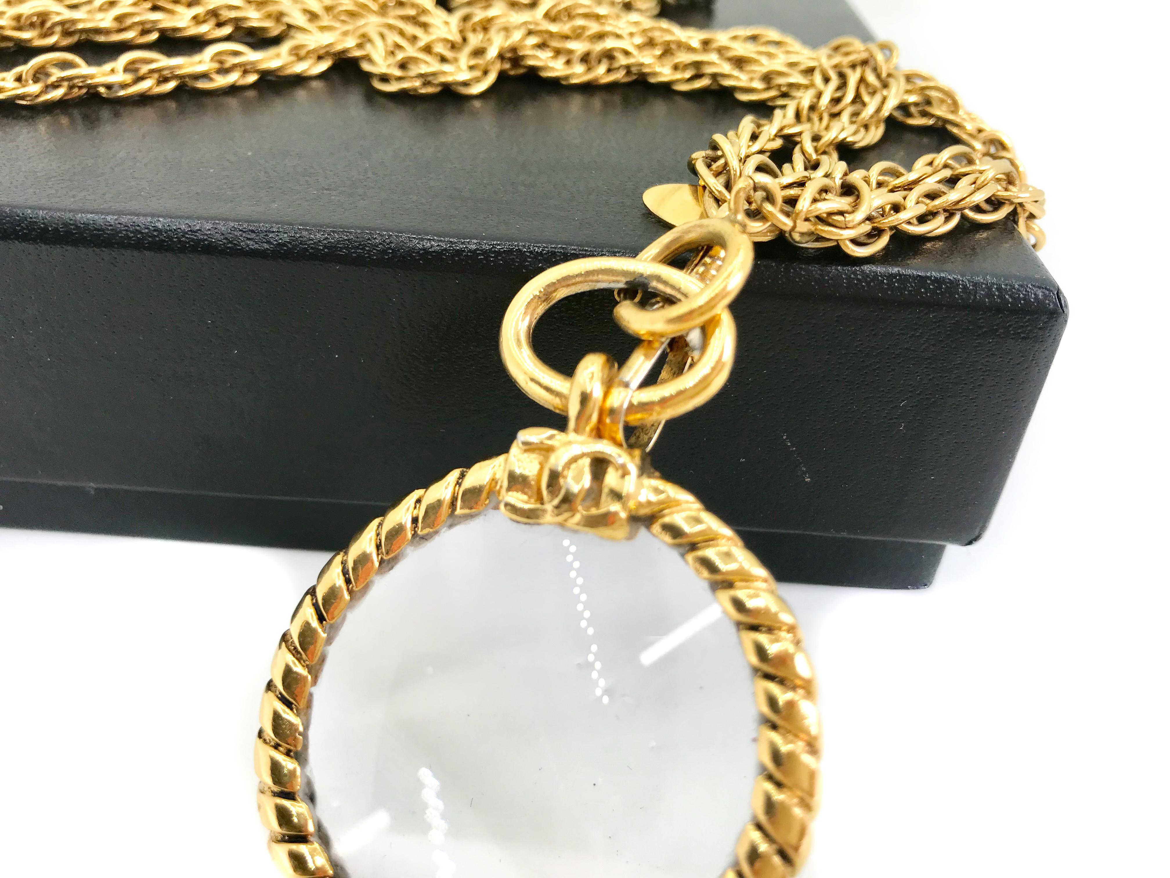 Chanel 1980s vintage long magnifying glass loupe gold plated pendant necklace

 CC logo featured and a double 24 carat gold-plated chain. 

Excellent condition with some very minor imperfections which are to be expected from a vintage piece. Minor