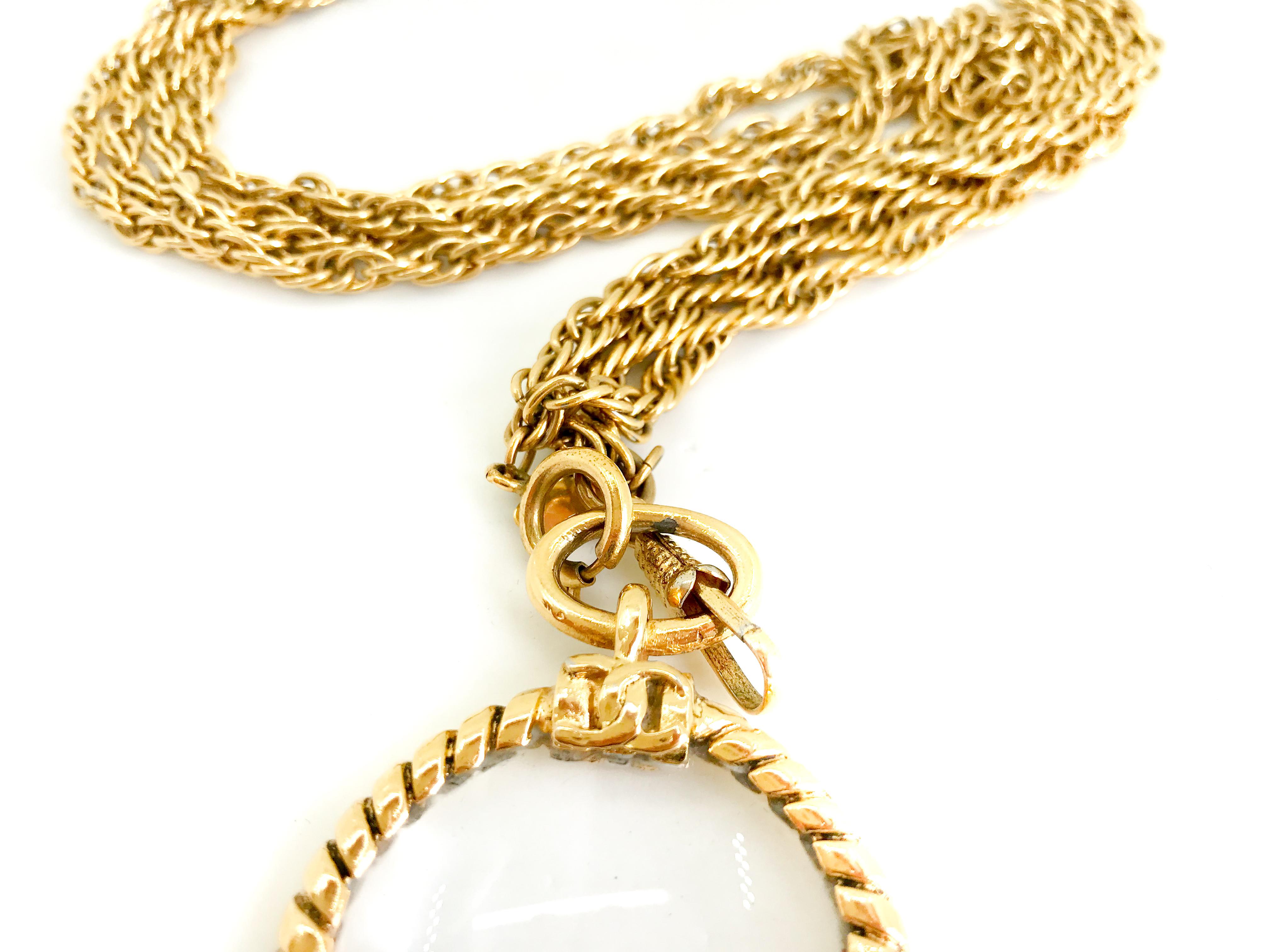 Contemporary Chanel 1980s vintage long magnifying glass loupe gold plated pendant necklace For Sale