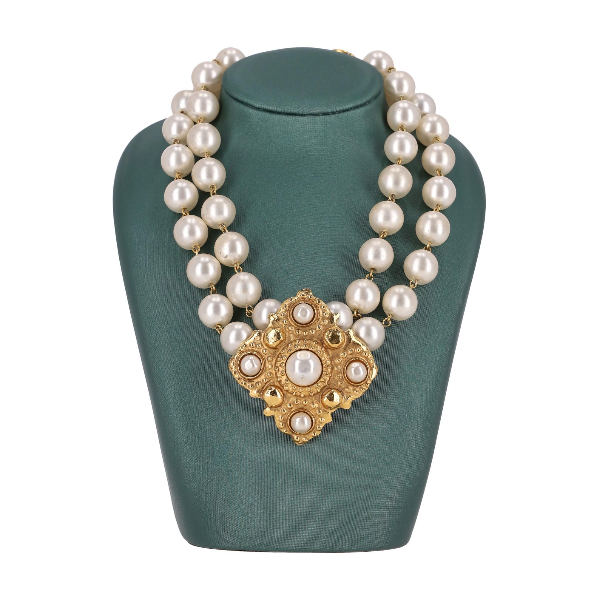 Chanel 1980's Vintage Pearl & 24k Gold Plated Necklace

Double stranded with large diamond shaped centre with hammered style and pearls.

Gold chain closure with dangle 'CC' logo.

Rrp Approx. £3,000

Size - One Size

Condition - Vintage - Very Good