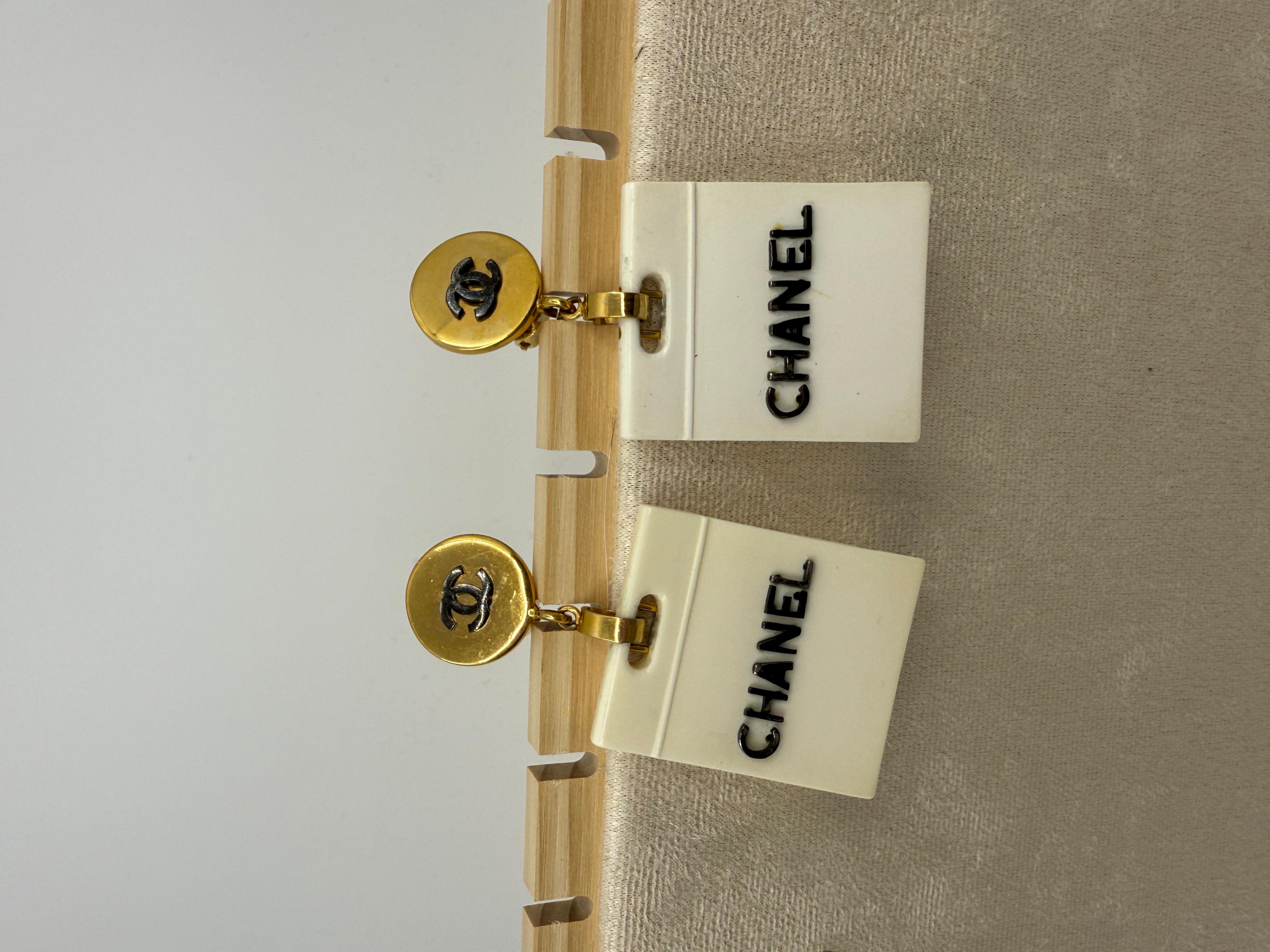 Chanel 1980s Vintage Einkaufstasche Ohrringe Damen im Angebot