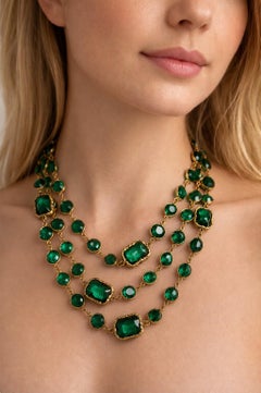 Collier « Chicklet » Chanel de 1981, en or plaqué or avec cristaux émeraude, France