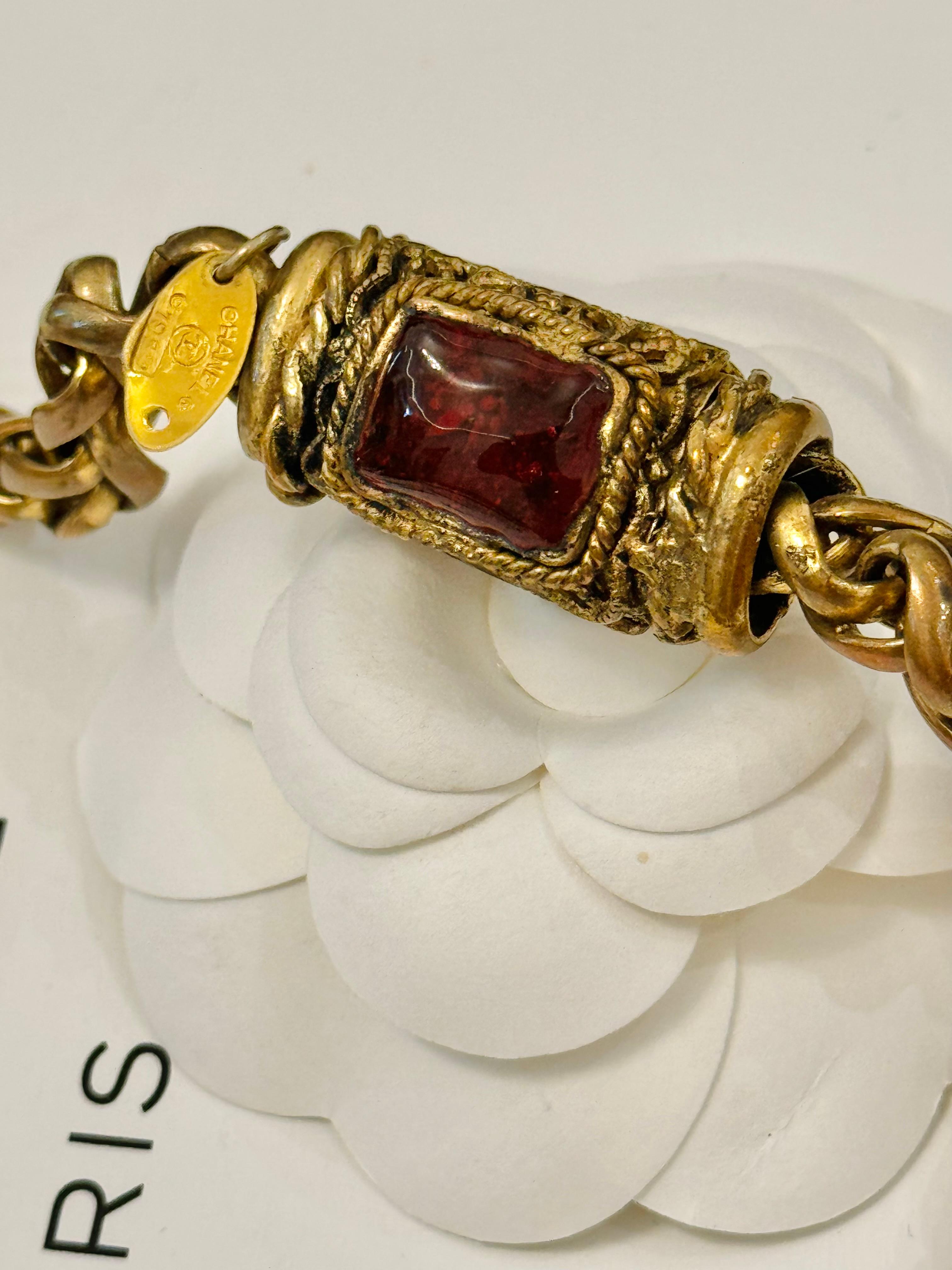 Rara collana Chanel 1985 Gripoix sautoir con vetro rosso e verde
