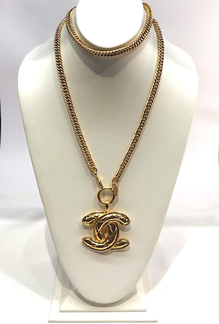 Chanel 1986 Large Quilt CC Pendant Necklace In Good Condition In New York, NY