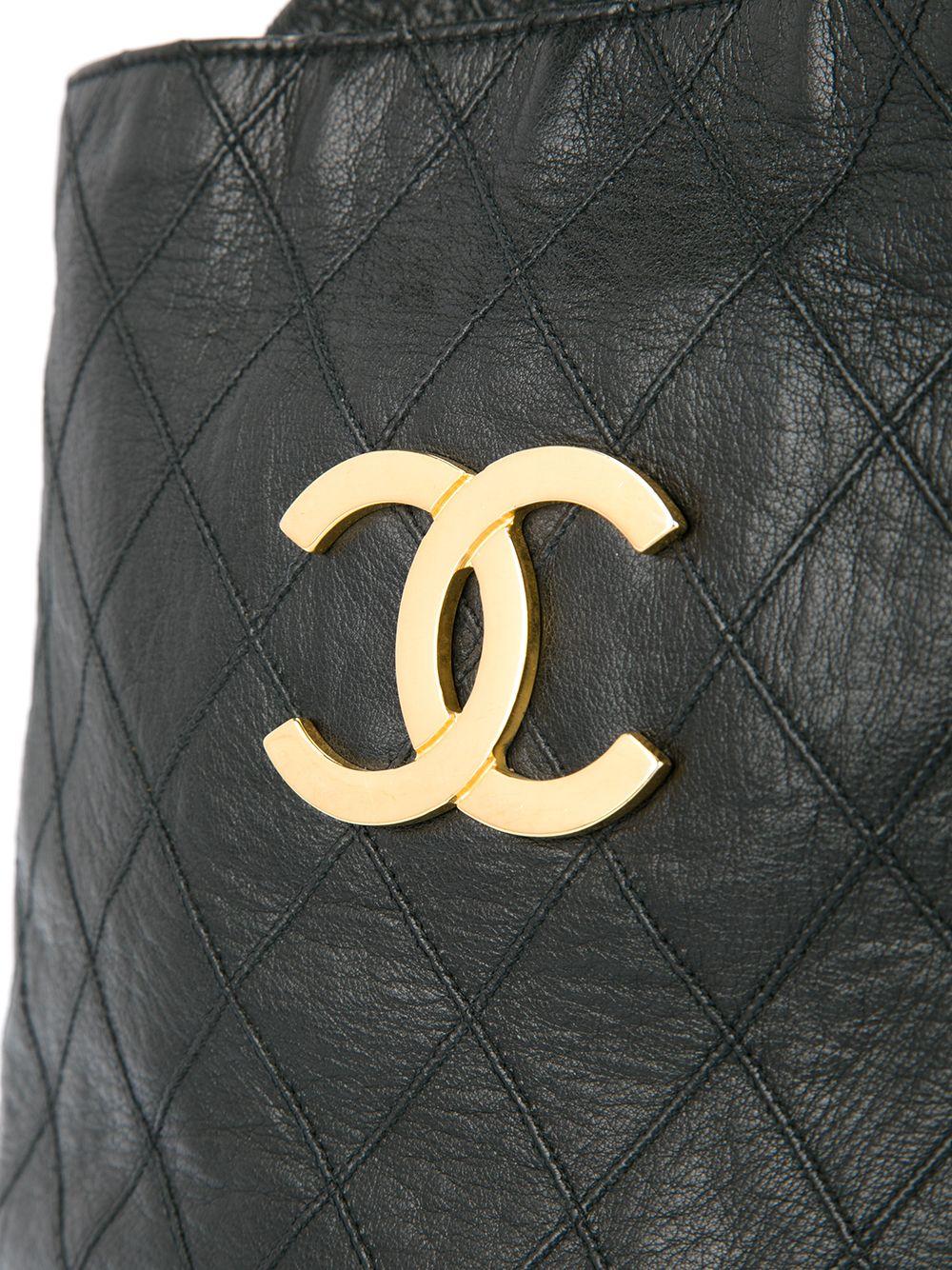 Chanel 1986 Vintage Diamond Stitch Drawstring Crossbody Bucket Bag For Sale 2