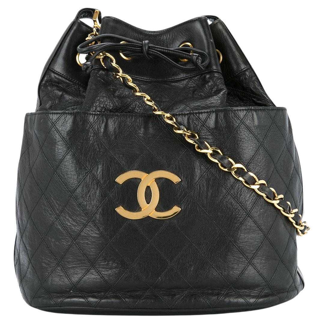 Chanel 1986 Vintage Diamant-stich Kordelzug-Umhängetasche mit Kordelzug und Eimertasche im Angebot