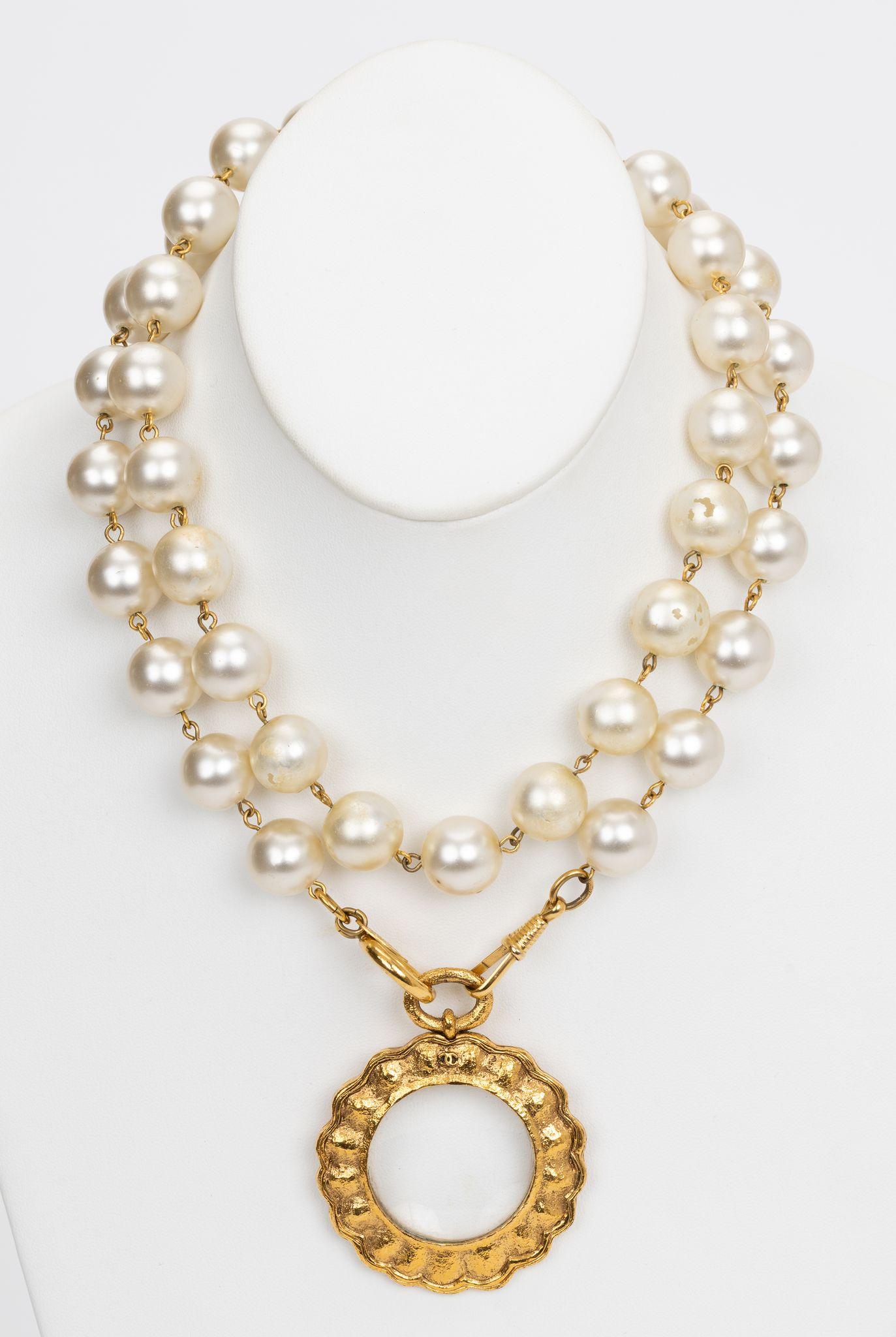 Chanel authentic mid 80s pearl necklace with magnifier pendant. Pearl are made of poured glass 