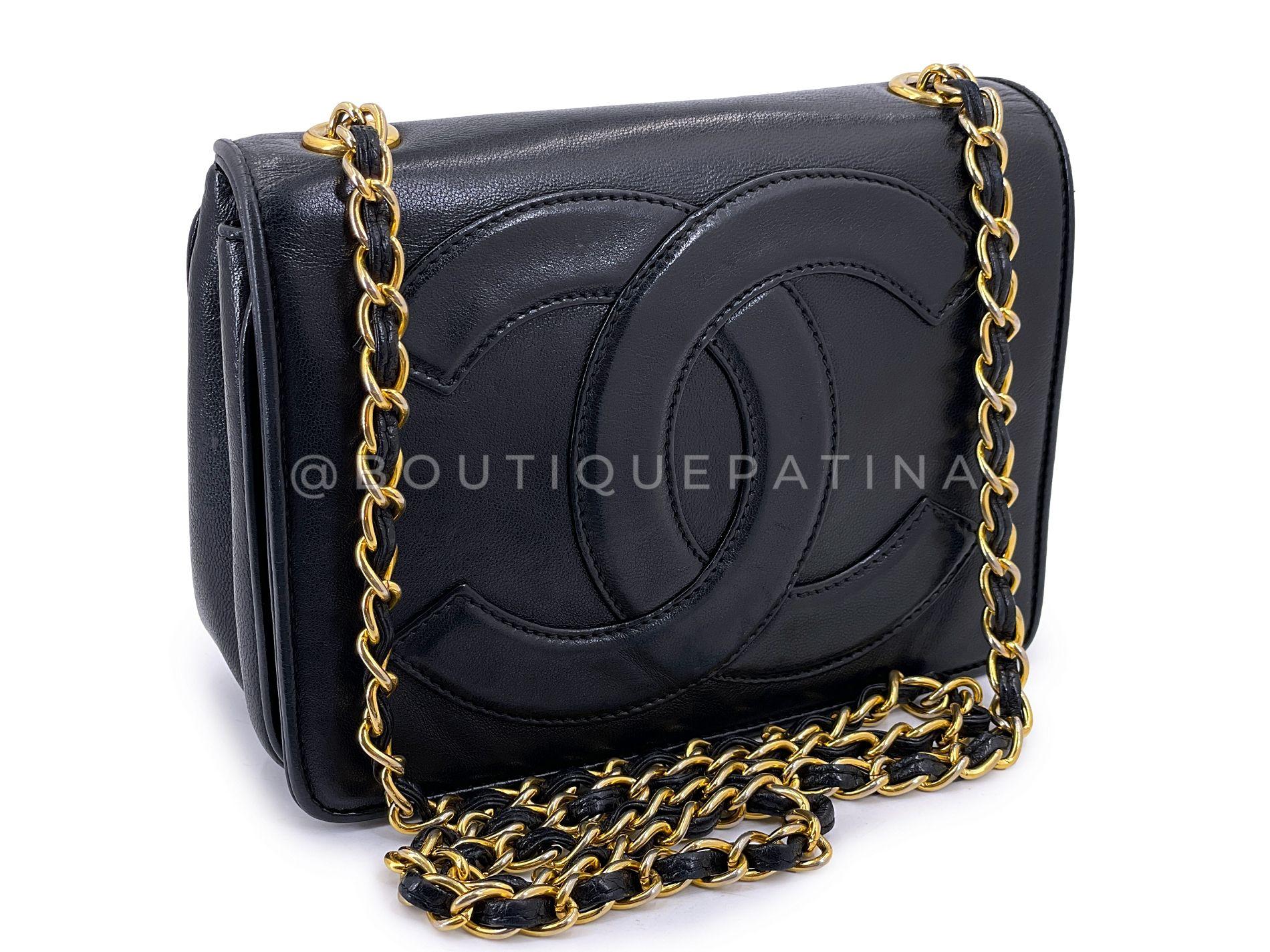 Artículo de la tienda: 69047
Un bolso pequeño que hace una declaración gigantesca, este bolso nació en 1987, hace casi 40 años. 

En piel de cordero negra suave como un pétalo con el logotipo CC sobredimensionado en la parte delantera. Correa