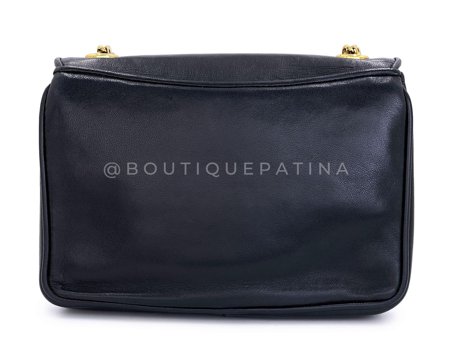 Chanel 1987 Vintage Negro Logo Gigante Mini Flap Bag 24k GHW 69047 en venta 1
