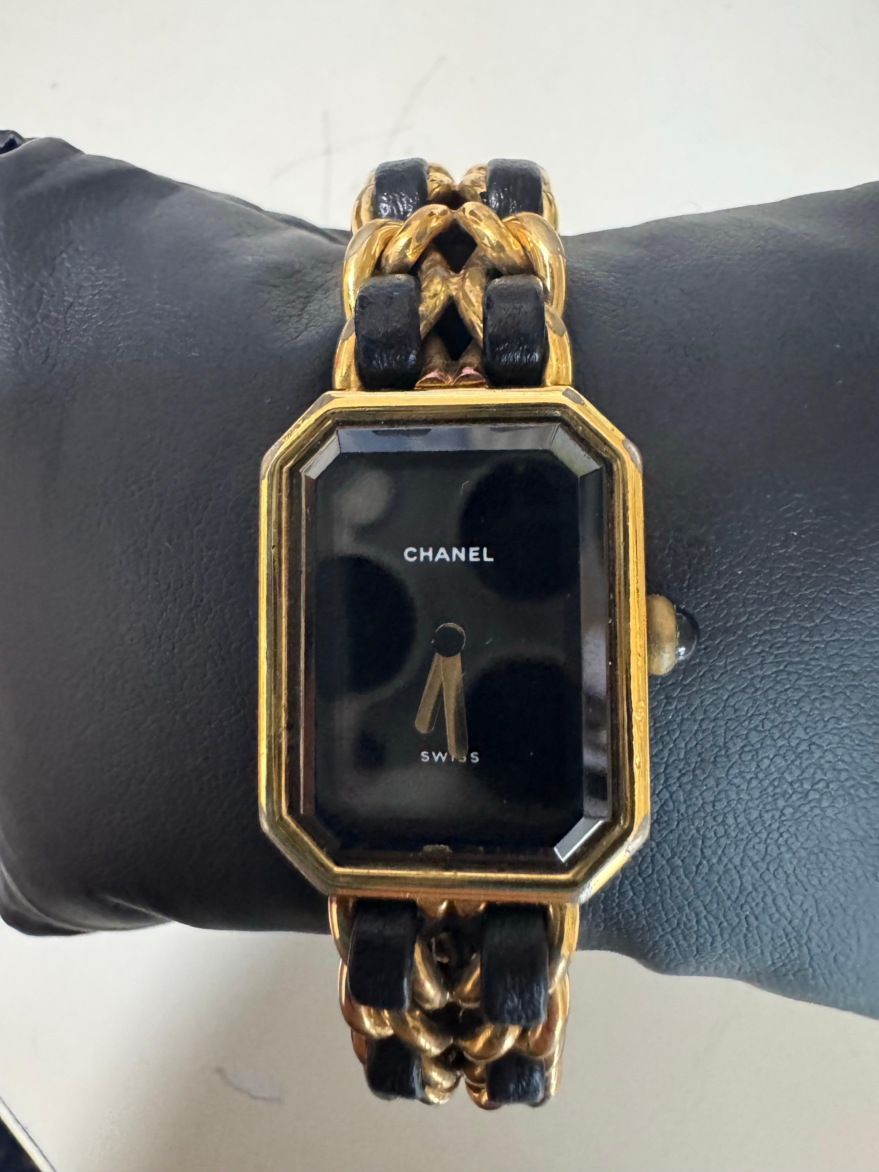 CHANEL 1987 Vintage PREMIERE Montre M Cuir Noir et Plaqué Or Jaune 24KT Pour femmes en vente