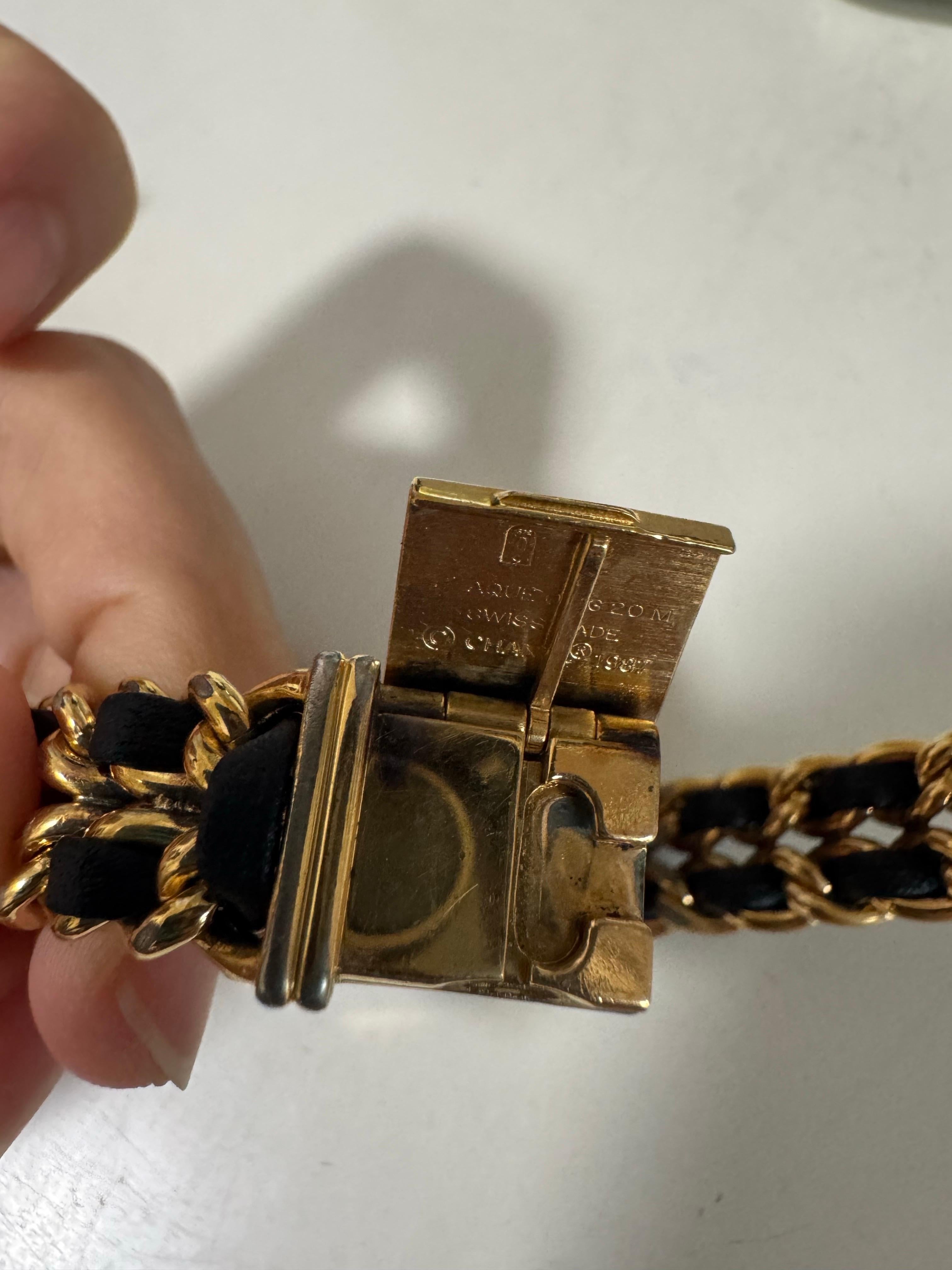 CHANEL 1987 Vintage PREMIERE Montre M Cuir Noir et Plaqué Or Jaune 24KT en vente 5